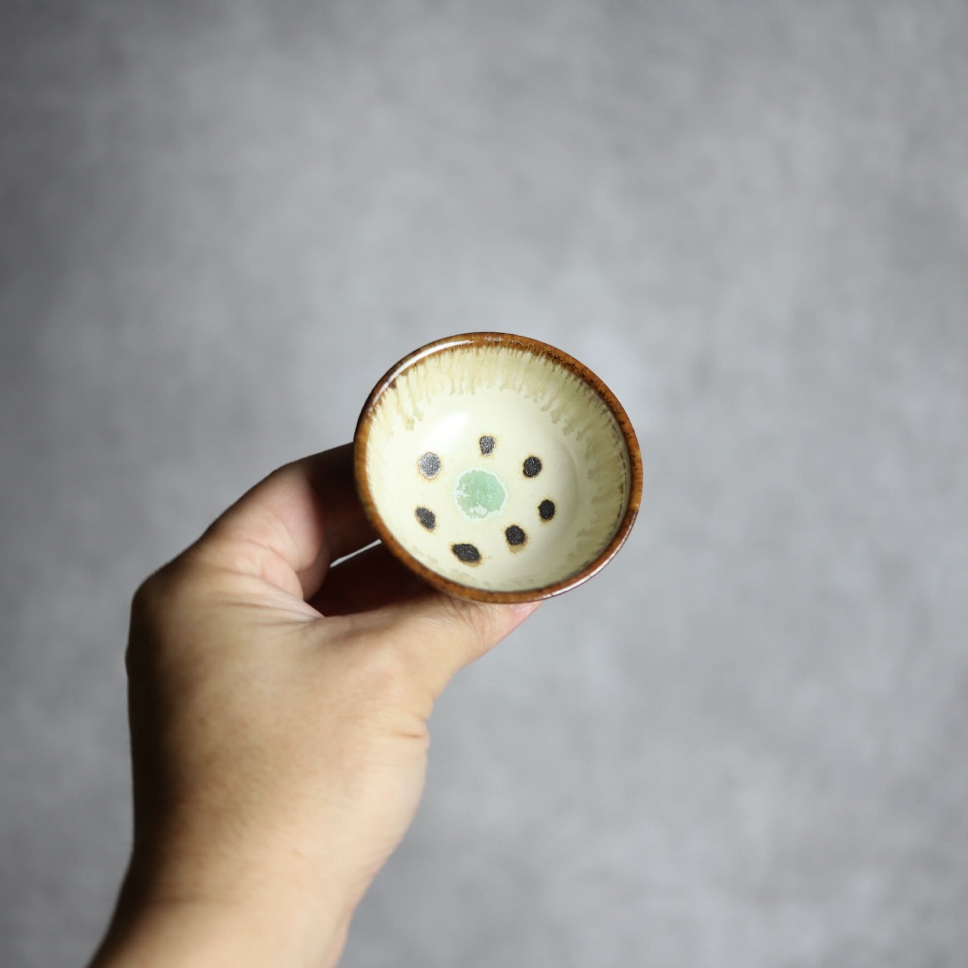 ぐい呑1 三彩 印花 やちむん 陶器 拓美窯 やちむん 陶器.