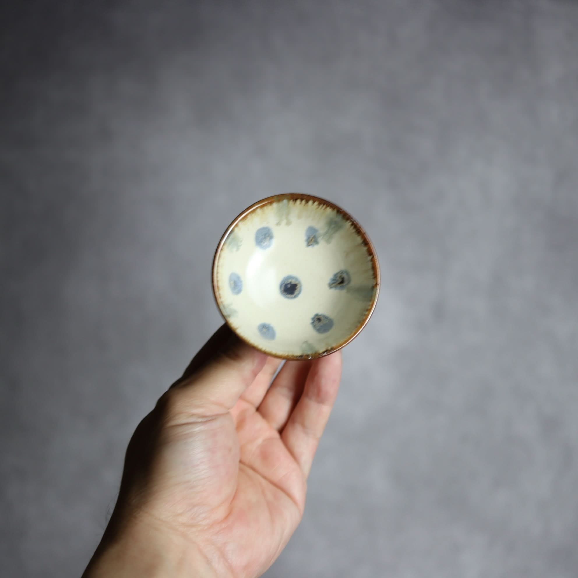 ぐい呑1 飴 呉須釉 点打 やちむん 陶器 拓美窯 やちむん 陶器.