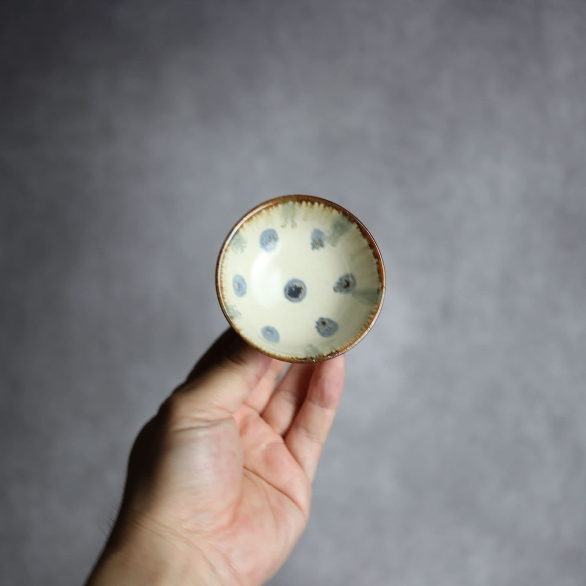 ぐい呑1 飴 呉須釉 点打 やちむん 陶器 拓美窯 やちむん 陶器.