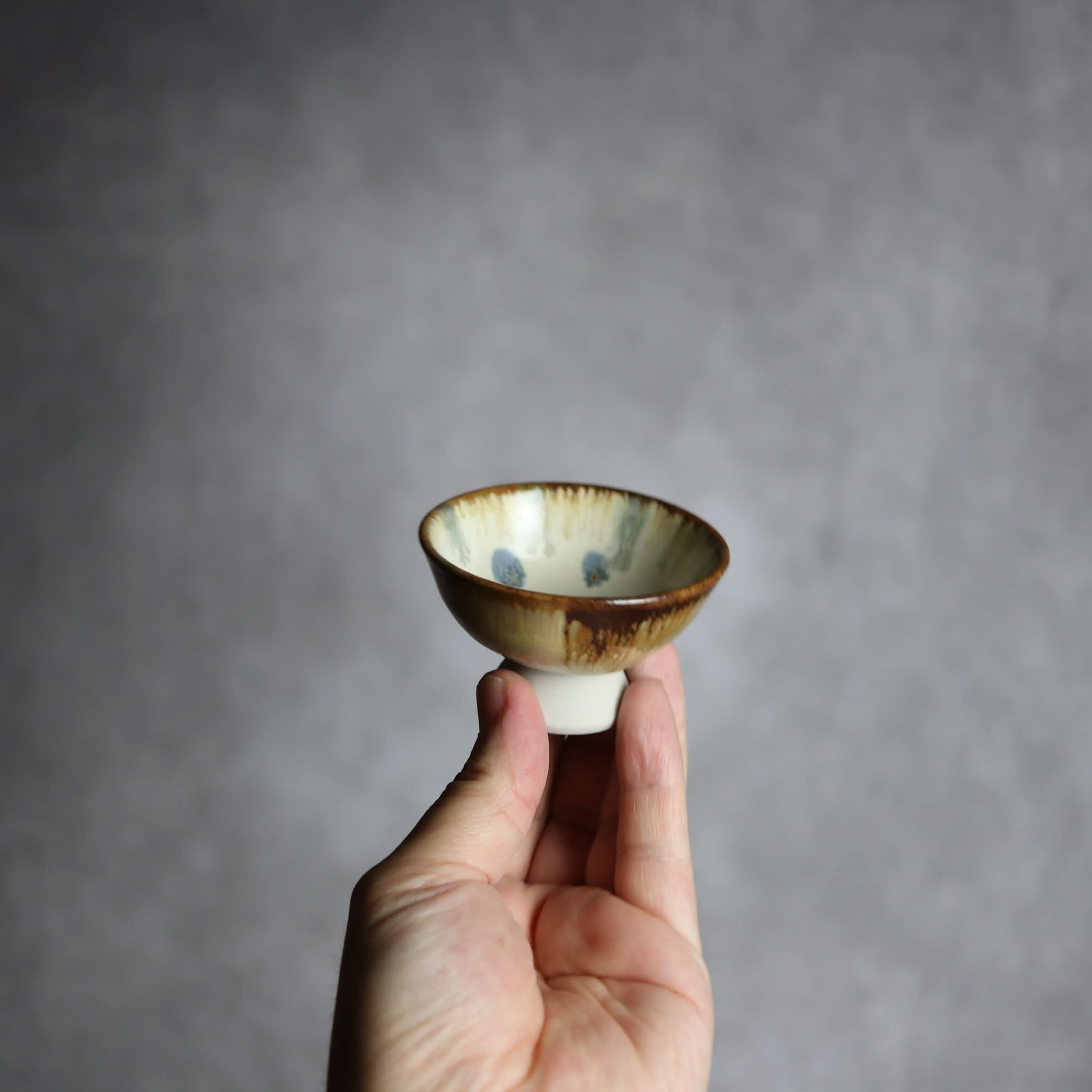 ぐい呑1 飴 呉須釉 点打 やちむん 陶器 拓美窯 やちむん 陶器.