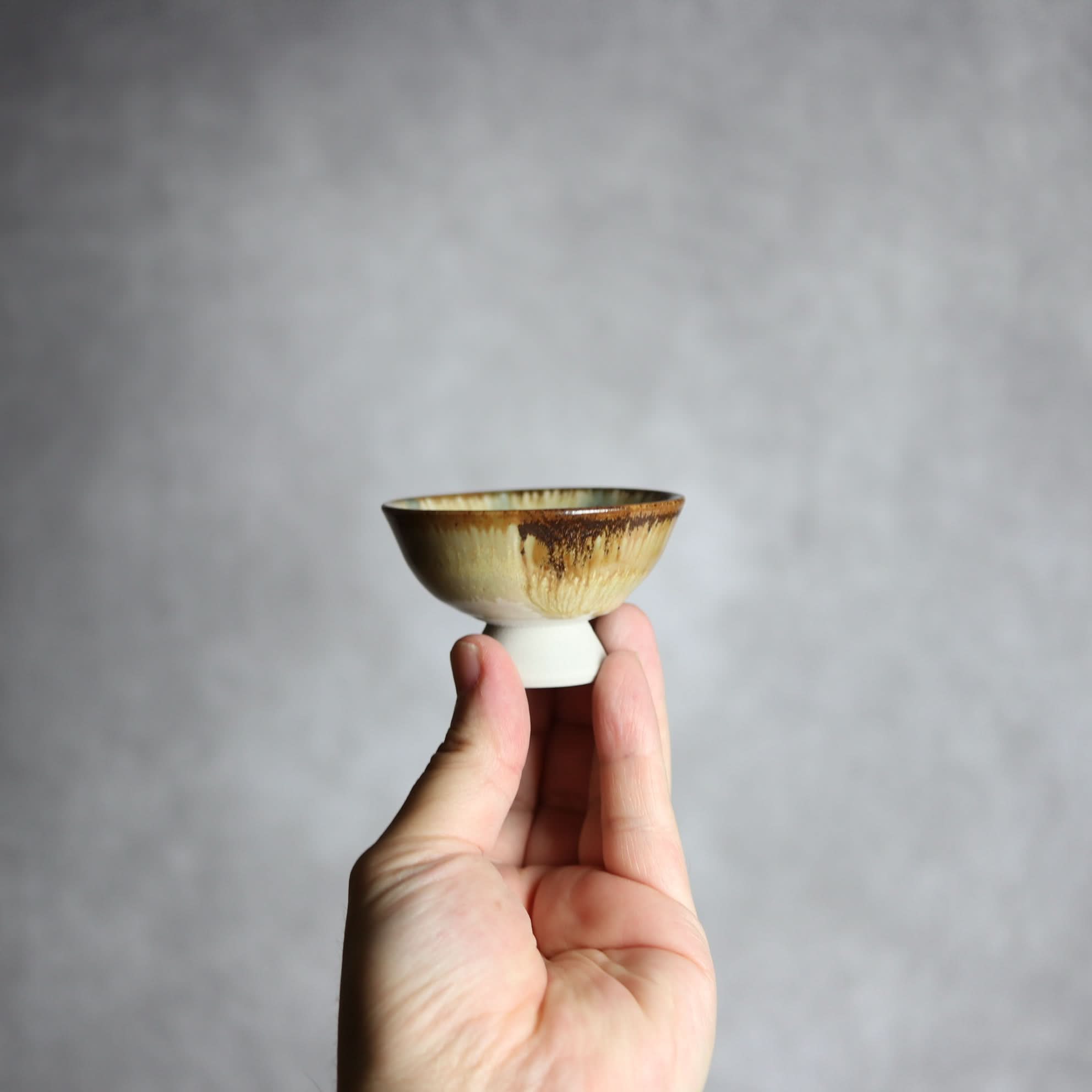 ぐい呑1 飴 呉須釉 点打 やちむん 陶器 拓美窯 やちむん 陶器.