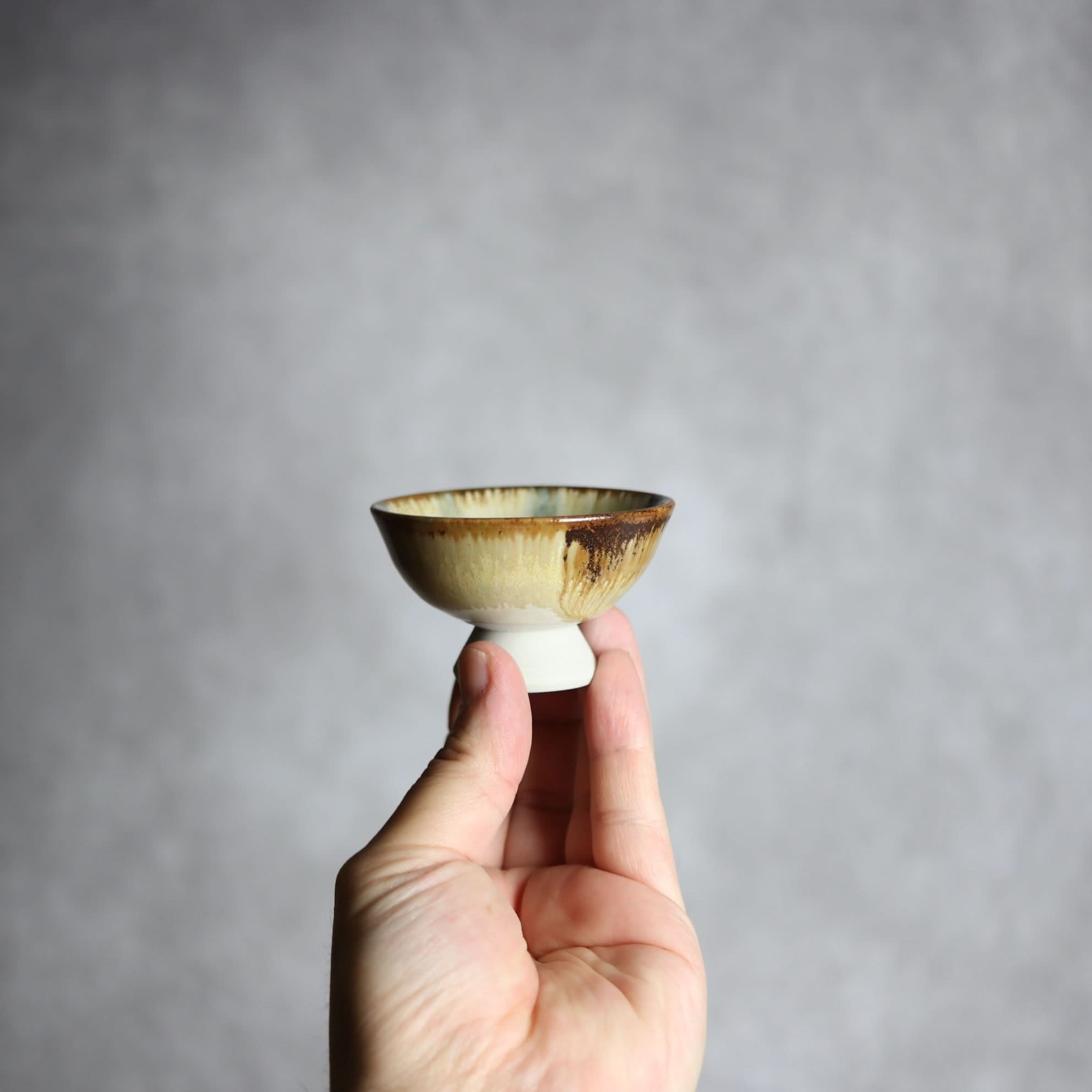 ぐい呑1 飴 呉須釉 点打 やちむん 陶器 拓美窯 やちむん 陶器.