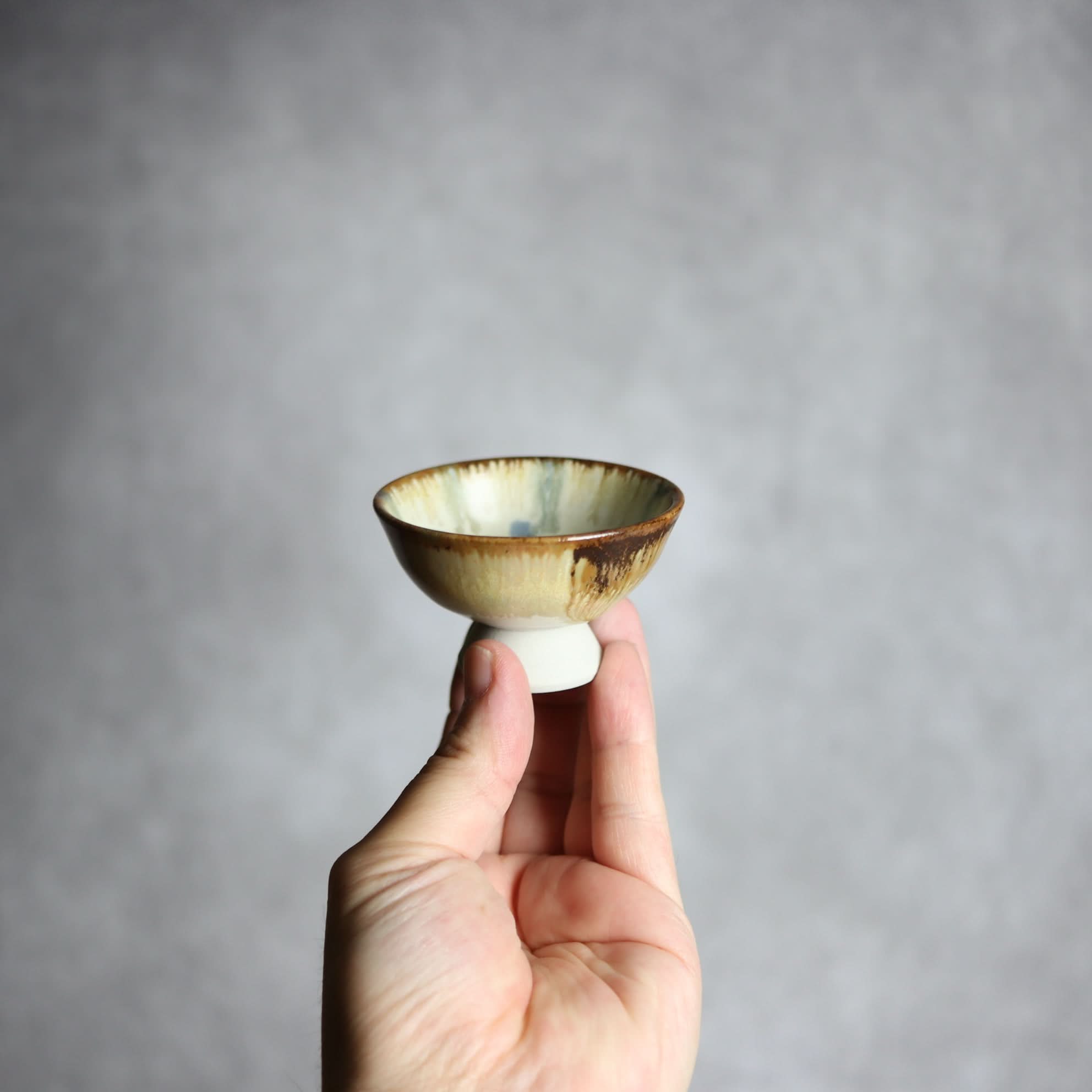 ぐい呑1 飴 呉須釉 点打 やちむん 陶器 拓美窯 やちむん 陶器.