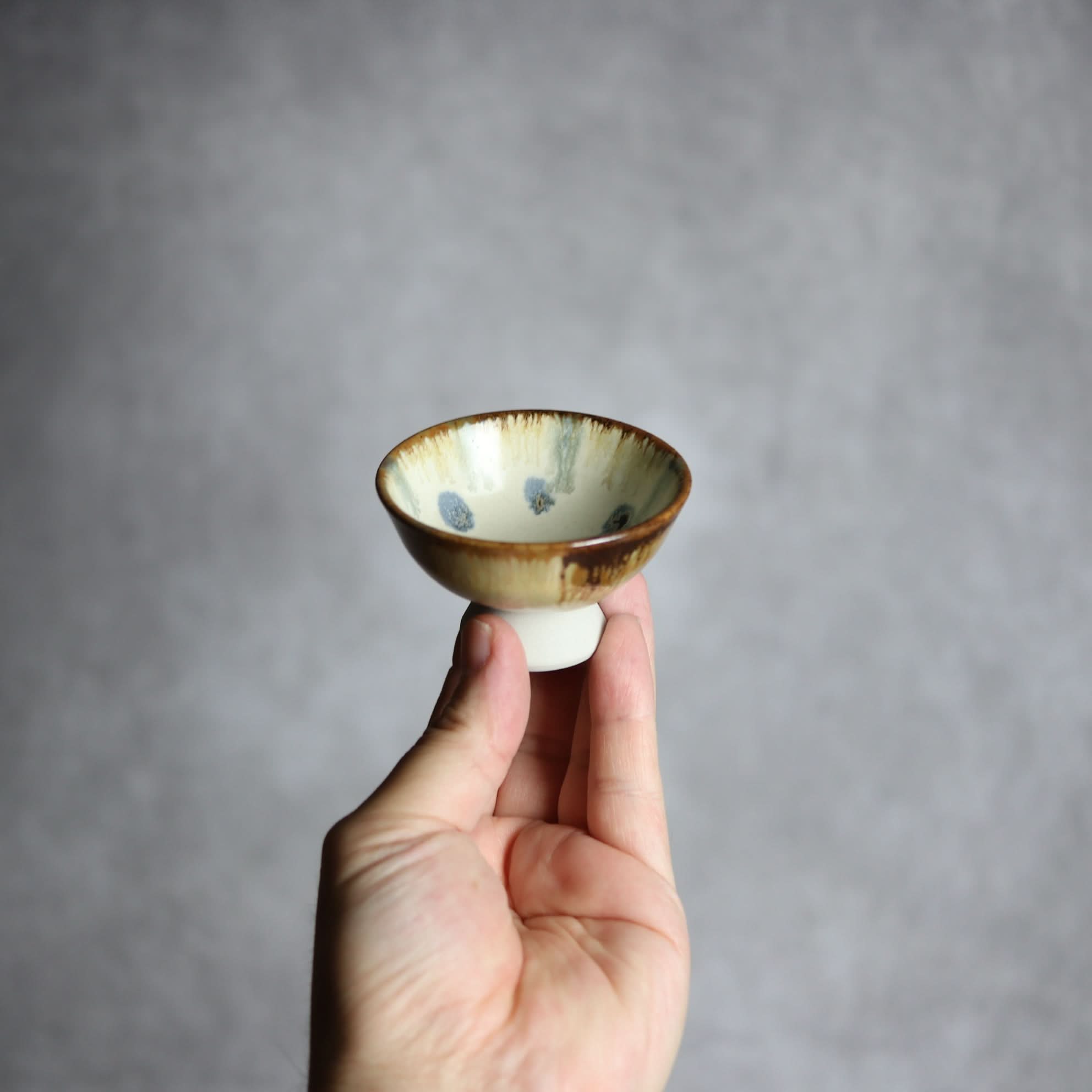 ぐい呑1 飴 呉須釉 点打 やちむん 陶器 拓美窯 やちむん 陶器.