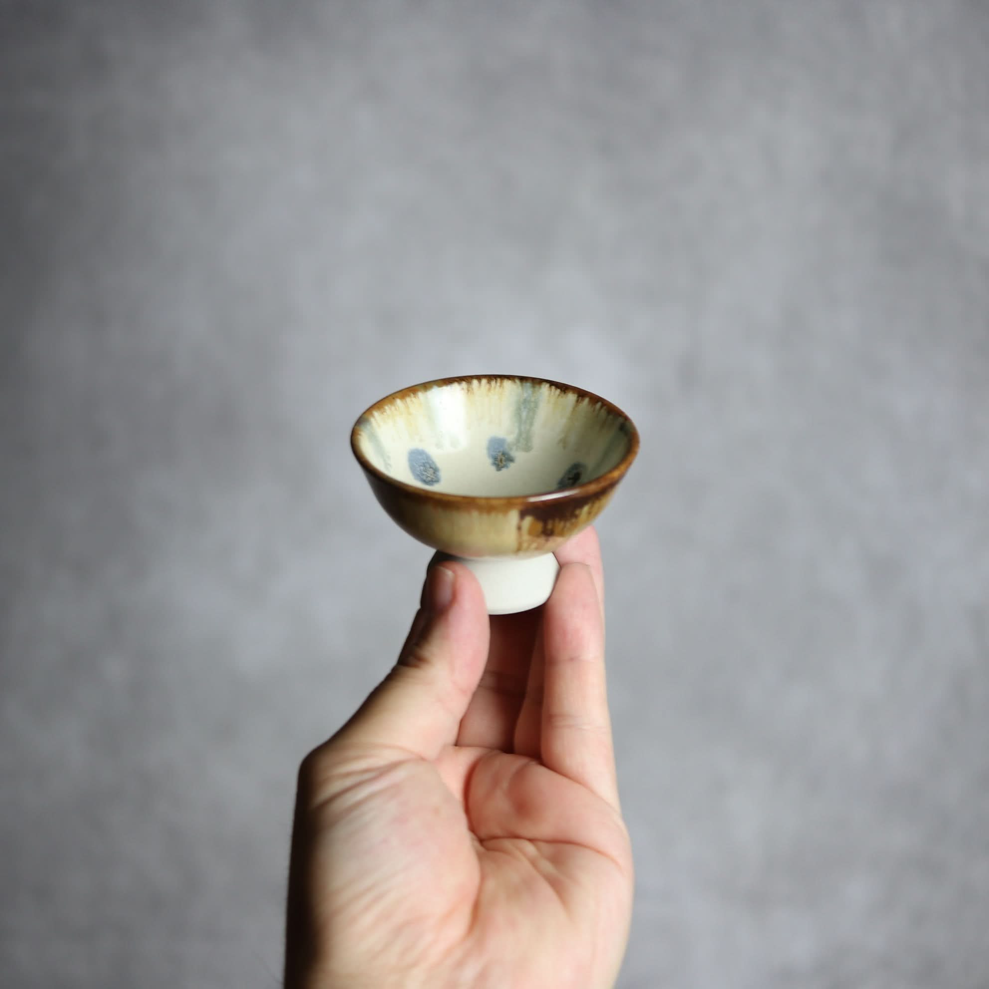 ぐい呑1 飴 呉須釉 点打 やちむん 陶器 拓美窯 やちむん 陶器.