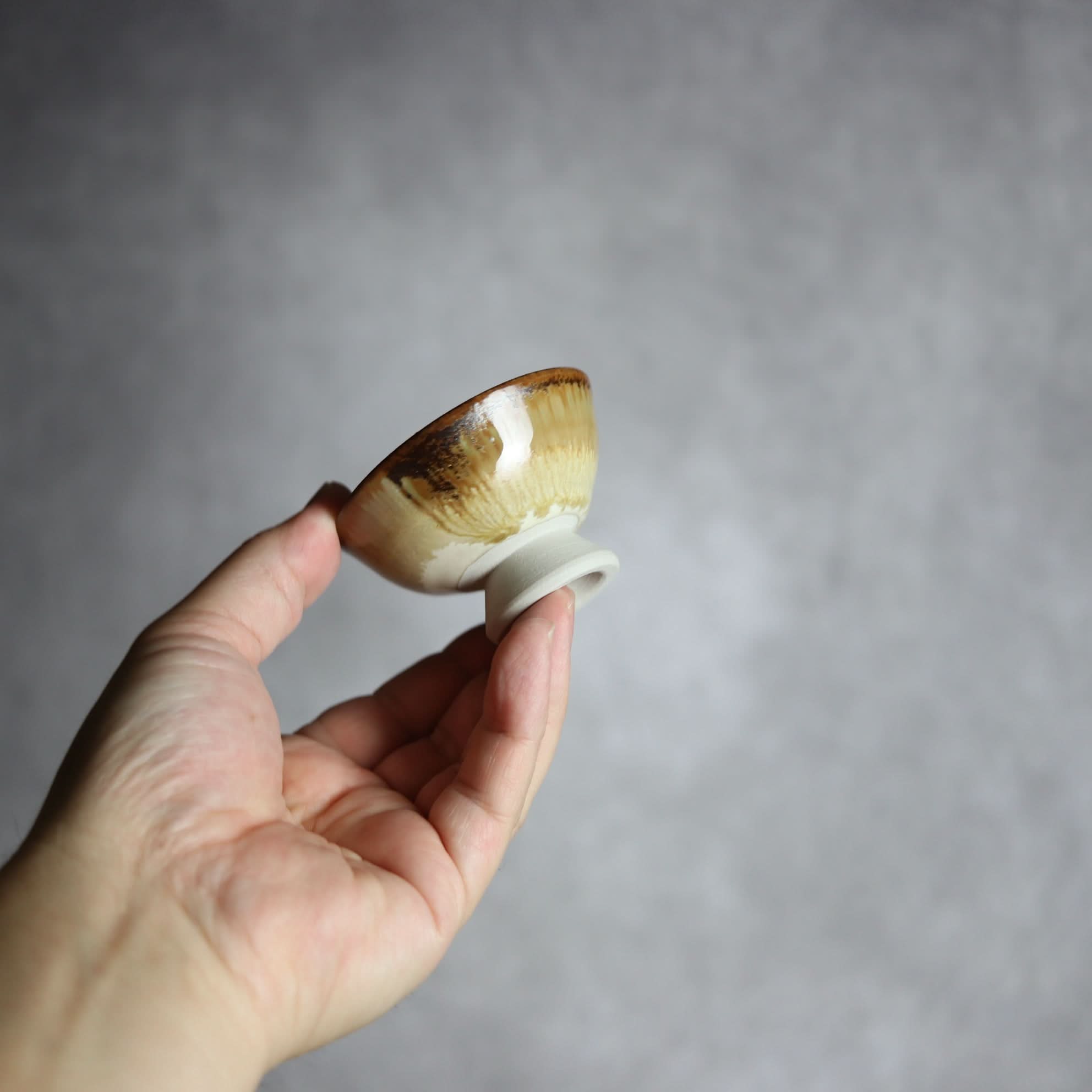 ぐい呑1 飴 呉須釉 点打 やちむん 陶器 拓美窯 やちむん 陶器.