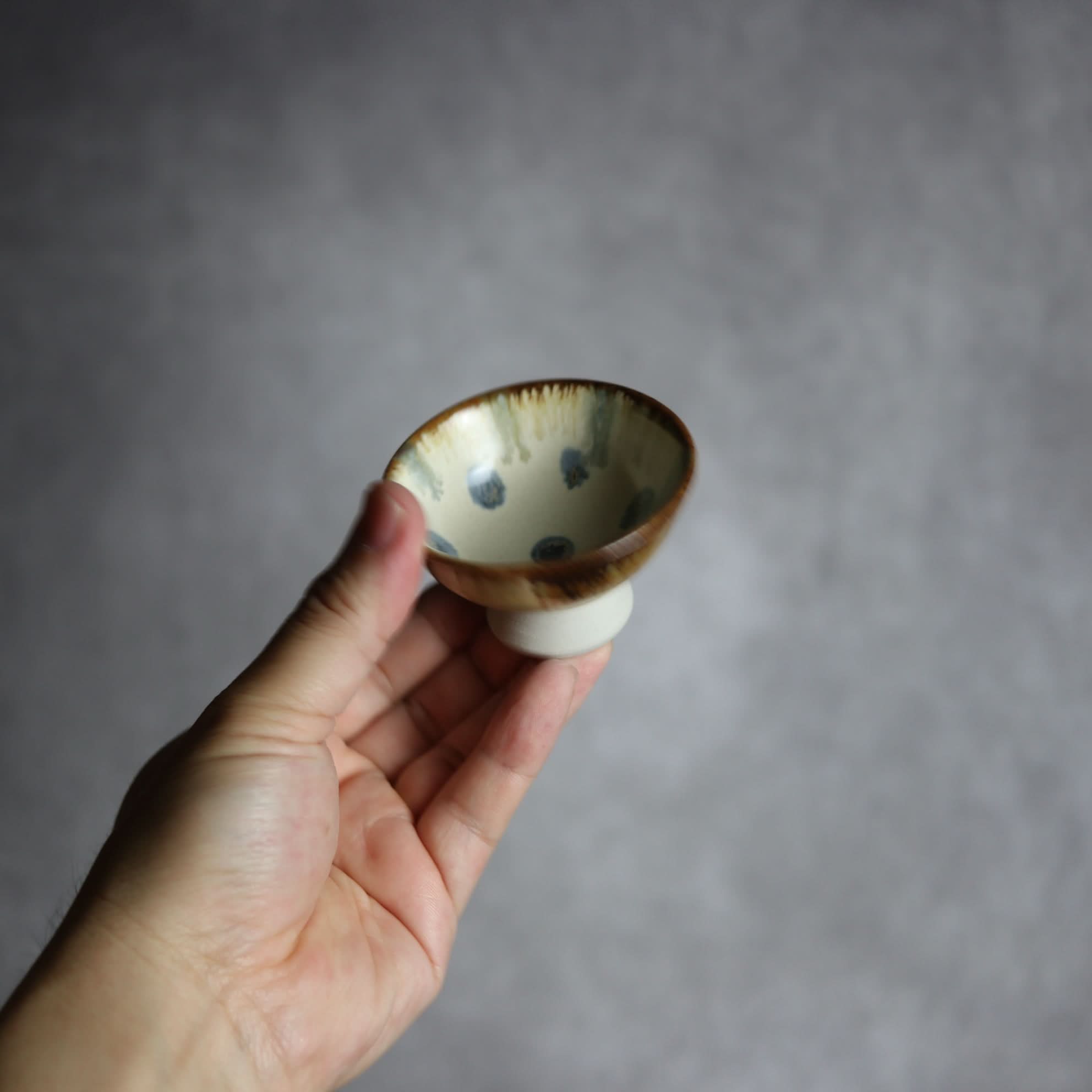 ぐい呑1 飴 呉須釉 点打 やちむん 陶器 拓美窯 やちむん 陶器.