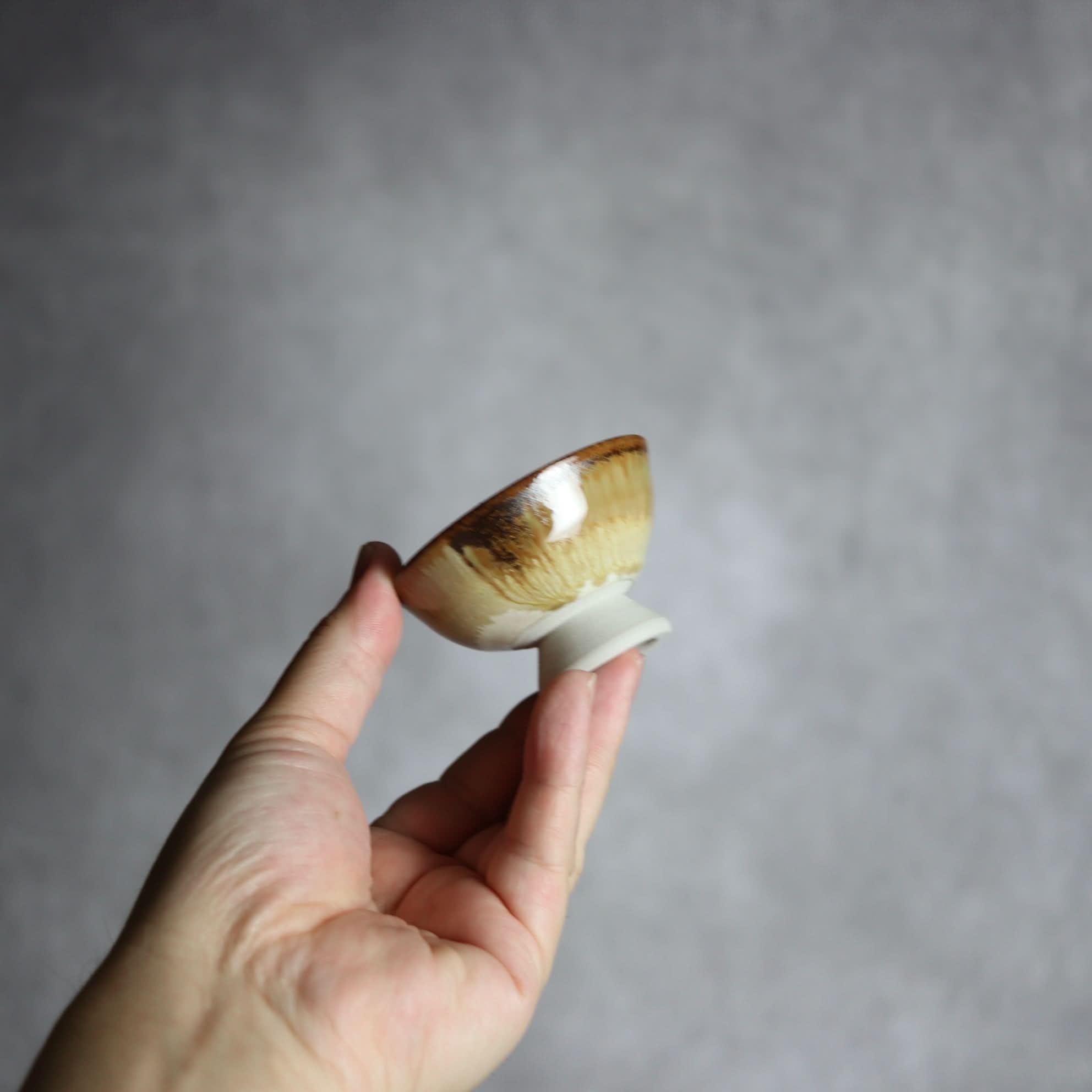 ぐい呑1 飴 呉須釉 点打 やちむん 陶器 拓美窯 やちむん 陶器.