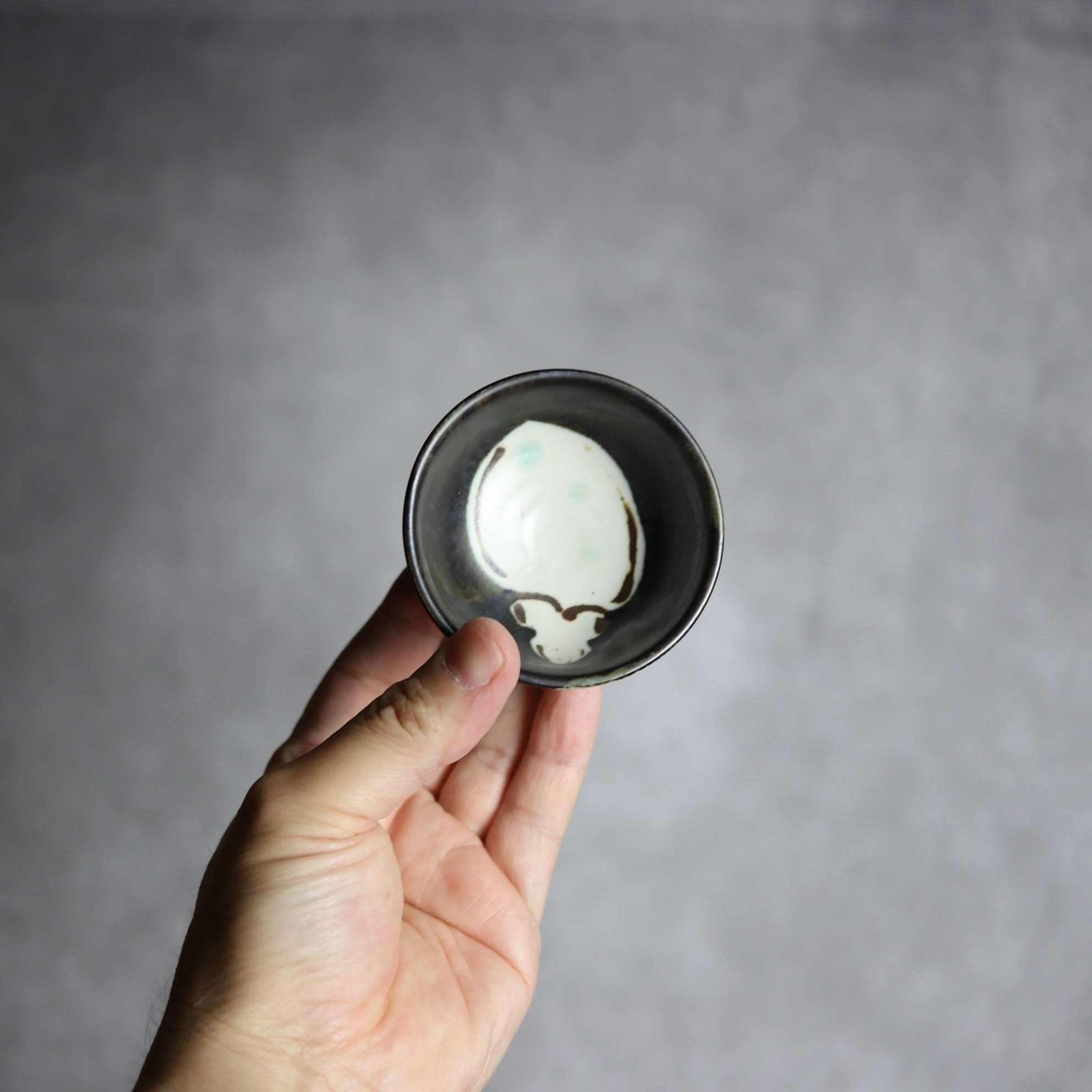 ぐい呑1 黒釉 アオリイカ やちむん 陶器 拓美窯 やちむん 陶器.