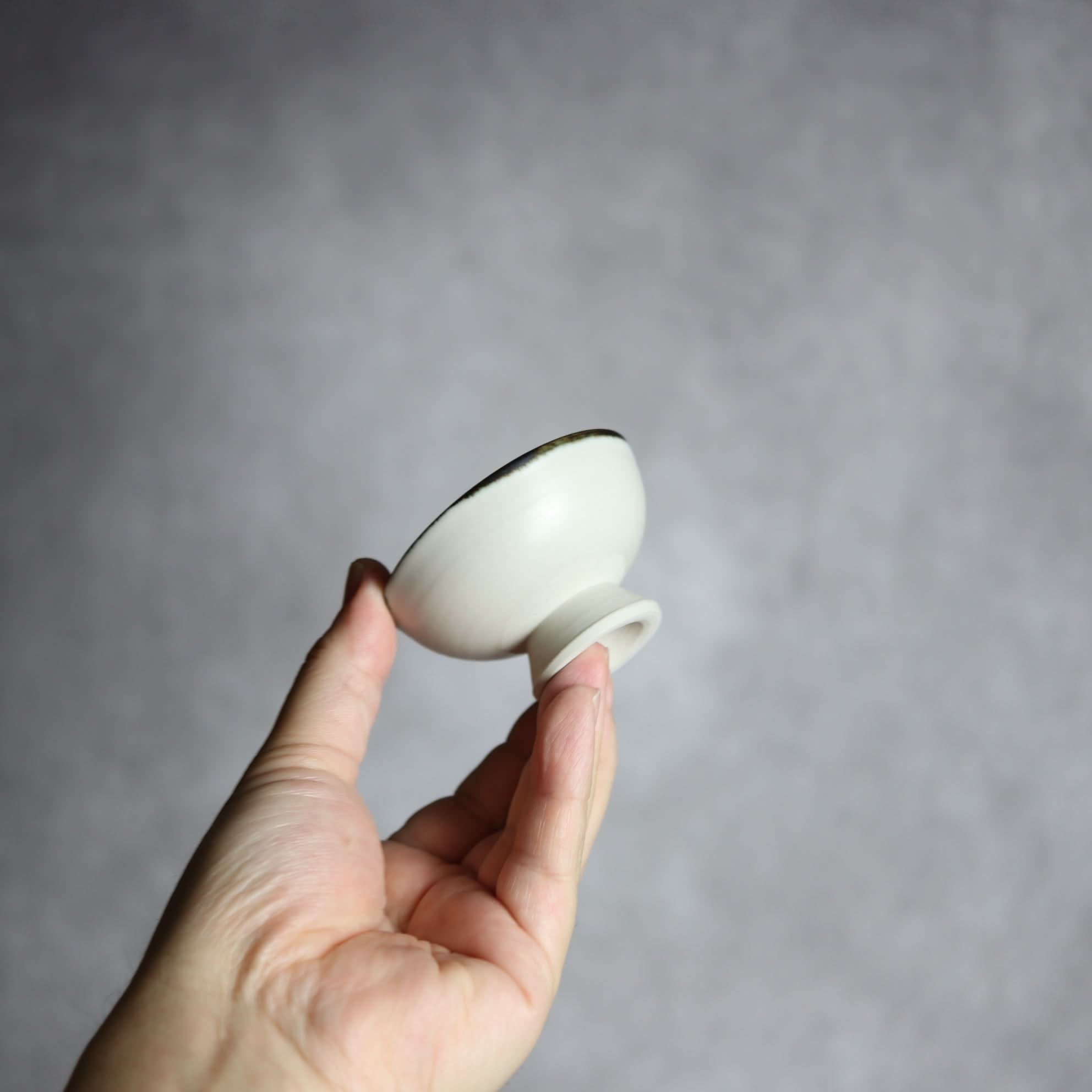 ぐい呑1 黒釉 アオリイカ やちむん 陶器 拓美窯 やちむん 陶器.