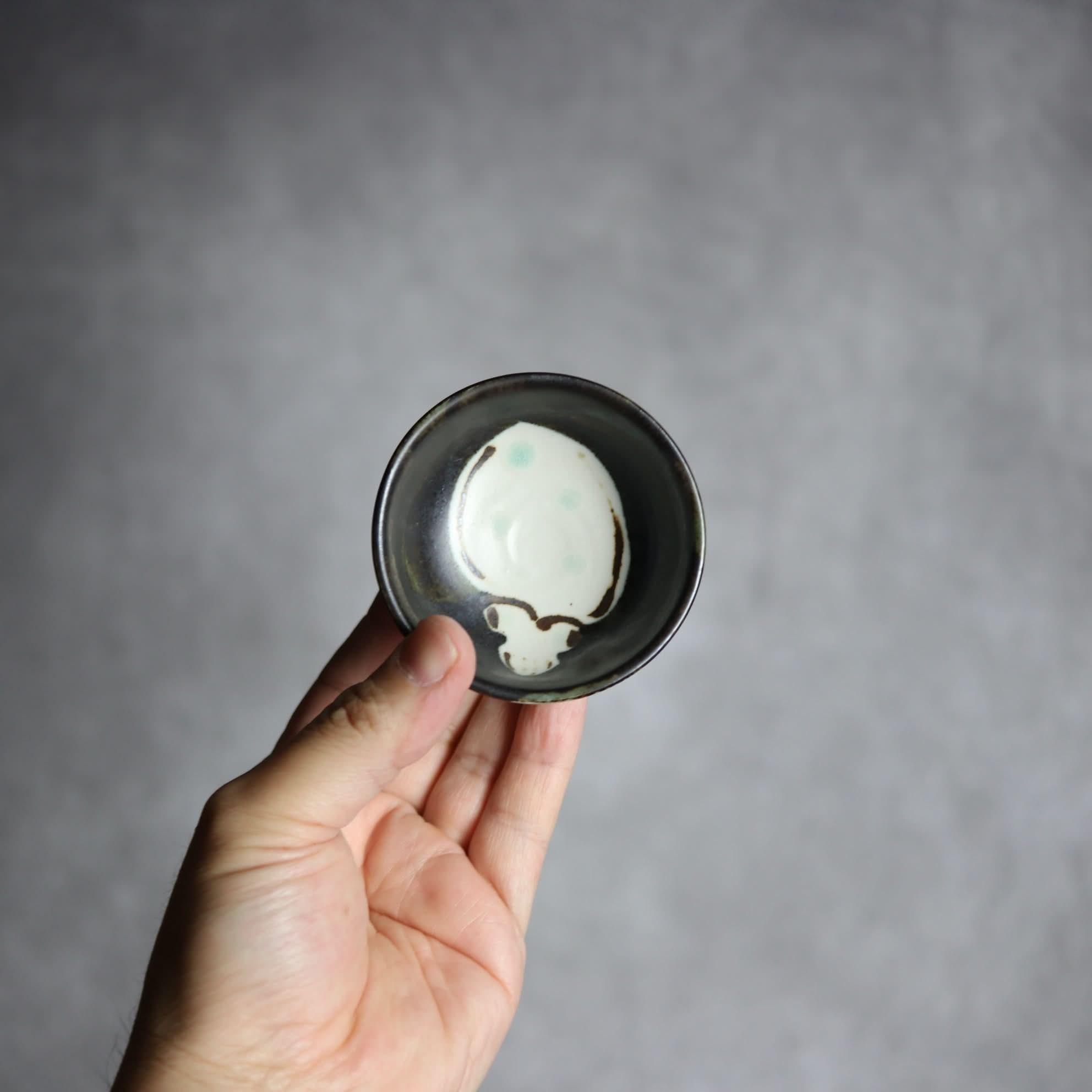 ぐい呑1 黒釉 アオリイカ やちむん 陶器 拓美窯 やちむん 陶器.