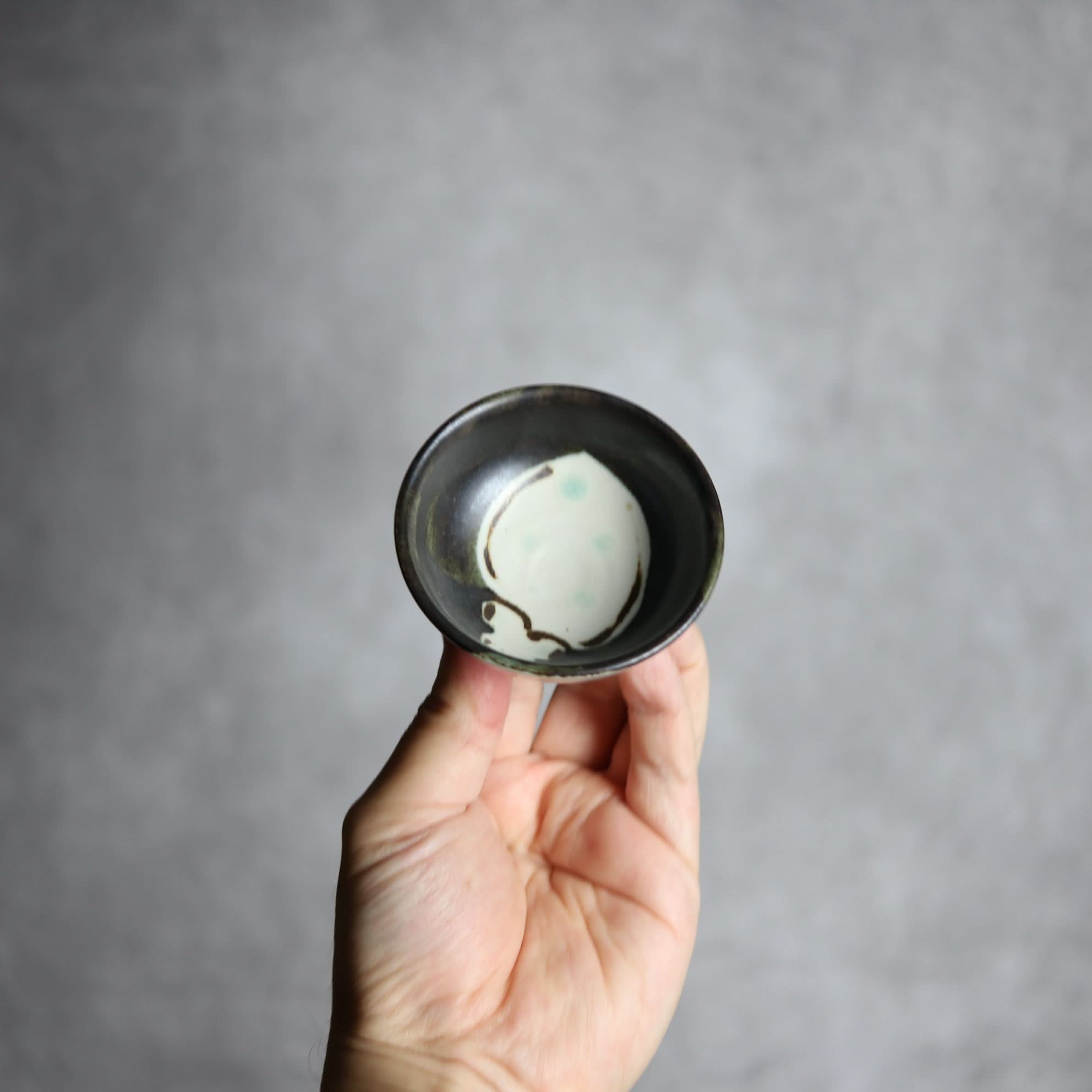 ぐい呑1 黒釉 アオリイカ やちむん 陶器 拓美窯 やちむん 陶器.