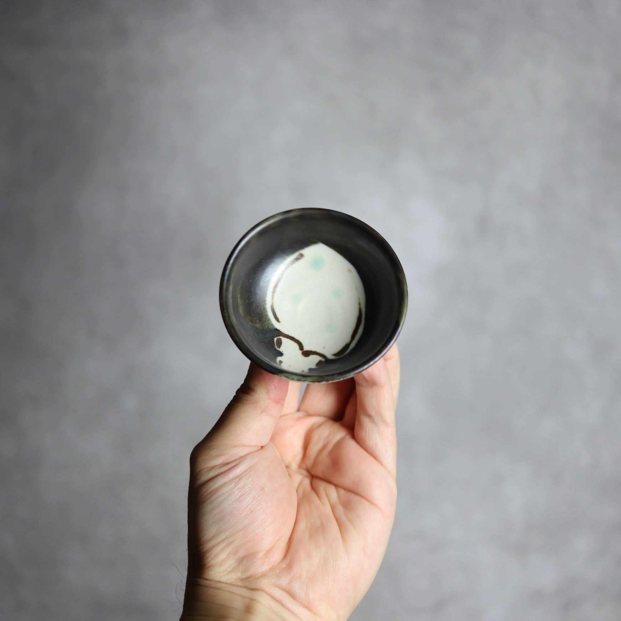 ぐい呑1 黒釉 アオリイカ やちむん 陶器 拓美窯 やちむん 陶器.