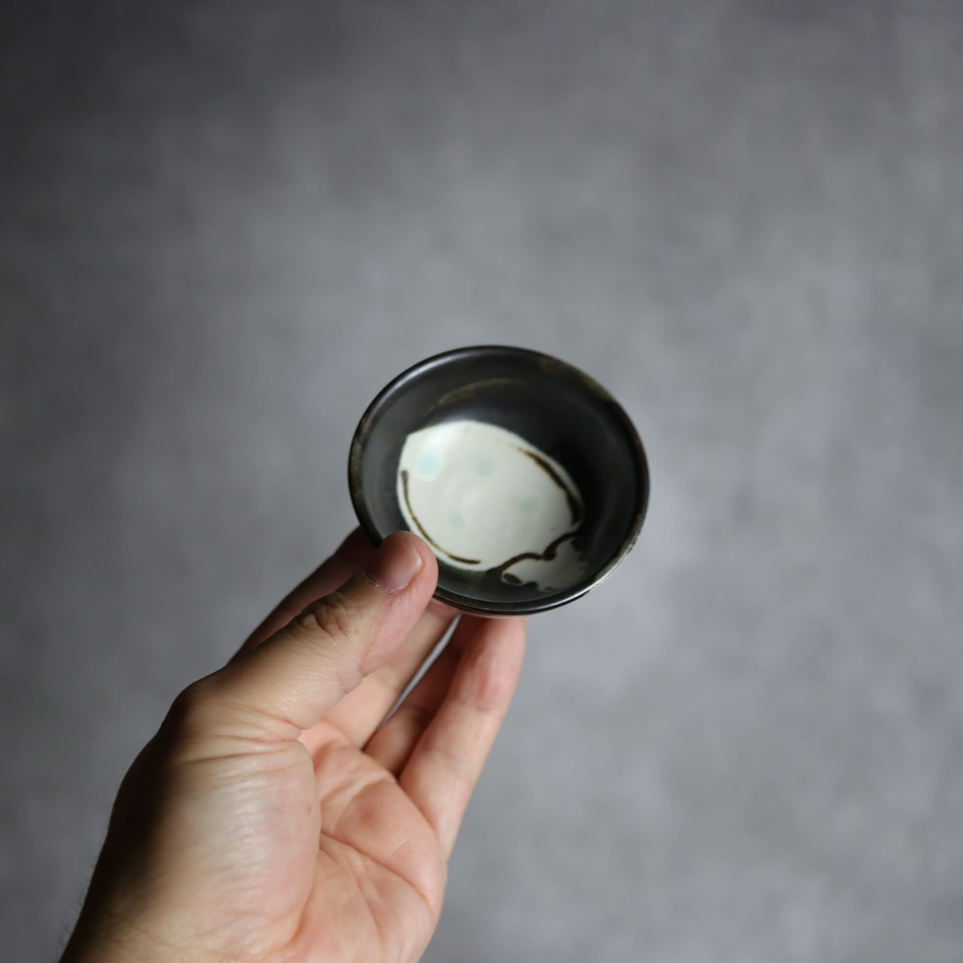 ぐい呑1 黒釉 アオリイカ やちむん 陶器 拓美窯 やちむん 陶器.