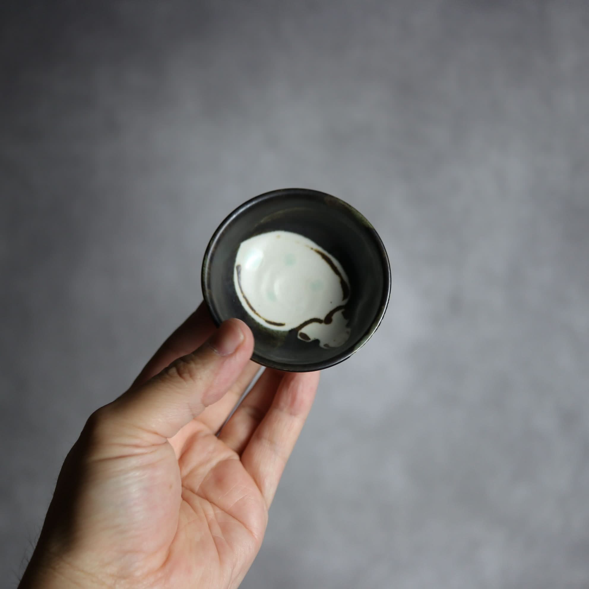 ぐい呑1 黒釉 アオリイカ やちむん 陶器 拓美窯 やちむん 陶器.