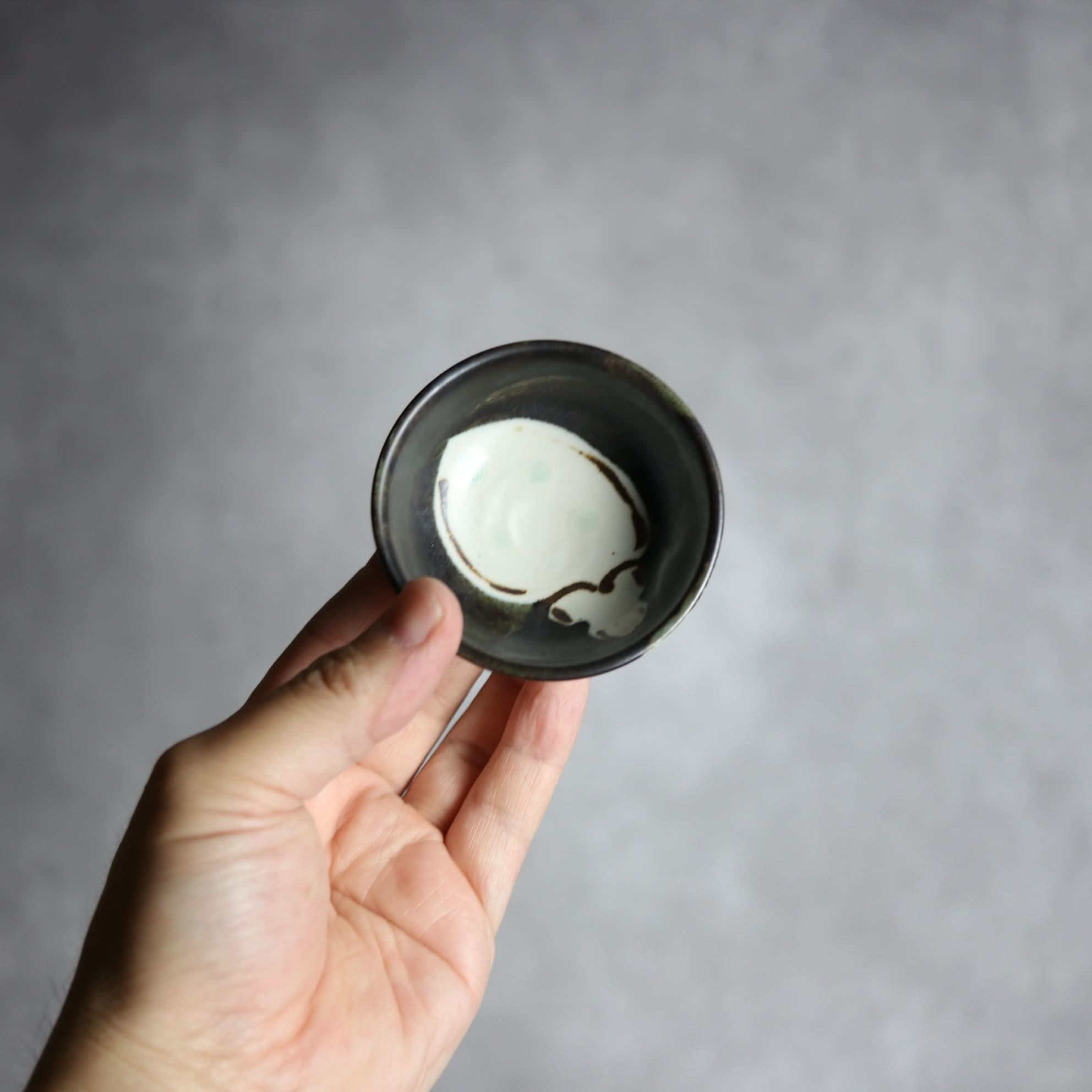 ぐい呑1 黒釉 アオリイカ やちむん 陶器 拓美窯 やちむん 陶器.