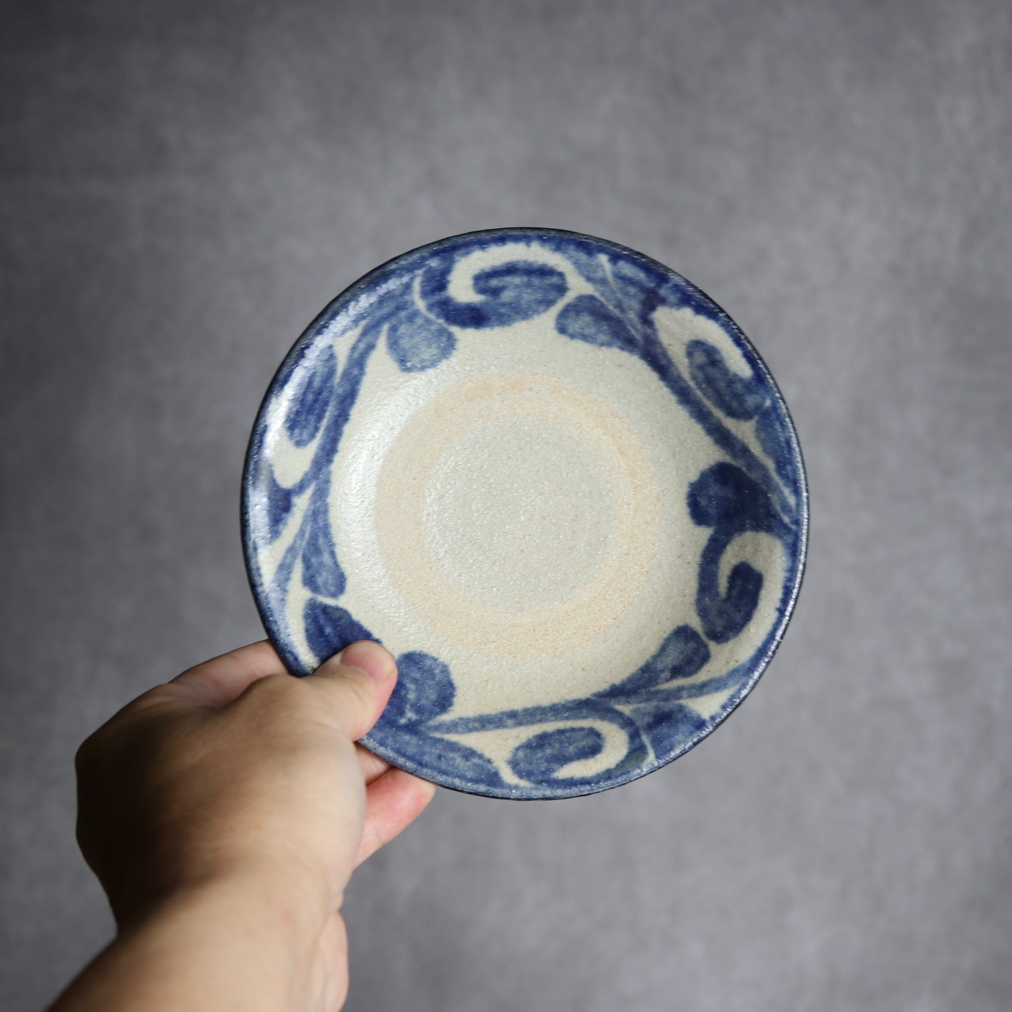5寸皿1 呉須釉 唐草 やちむん 陶器 榮一工房
