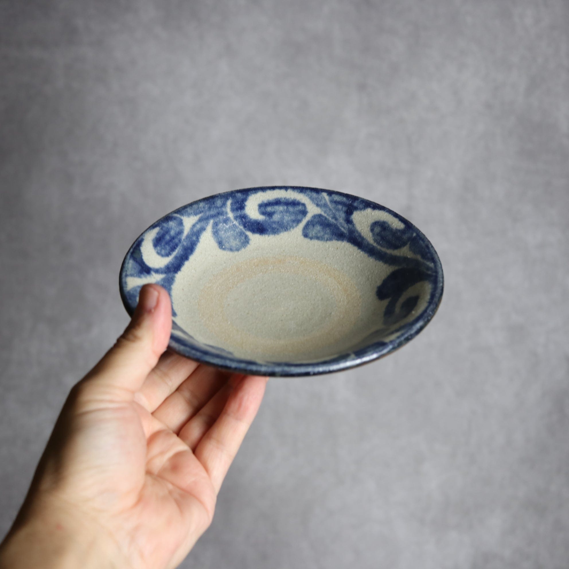 5寸皿1 呉須釉 唐草 やちむん 陶器 榮一工房