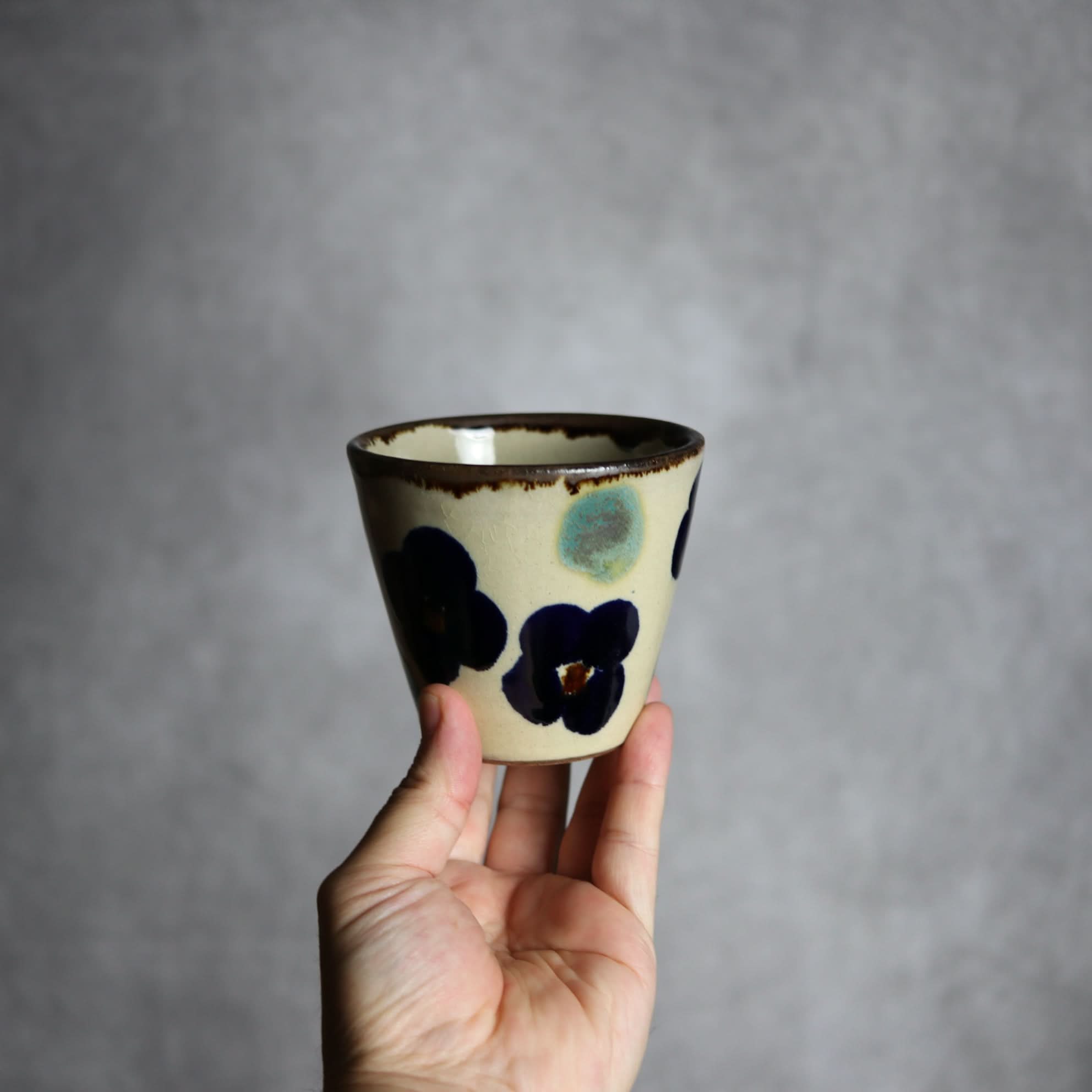 フリーカップ1 花紋 やちむん 陶器 エドメ陶房 やちむん 陶器.
