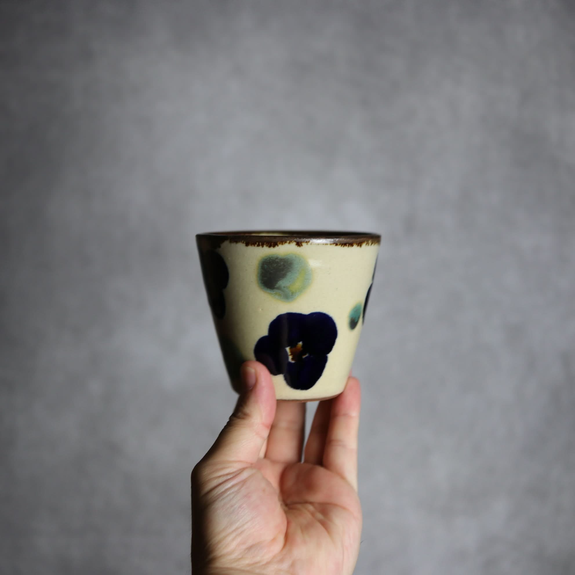 フリーカップ1 花紋 やちむん 陶器 エドメ陶房 やちむん 陶器.