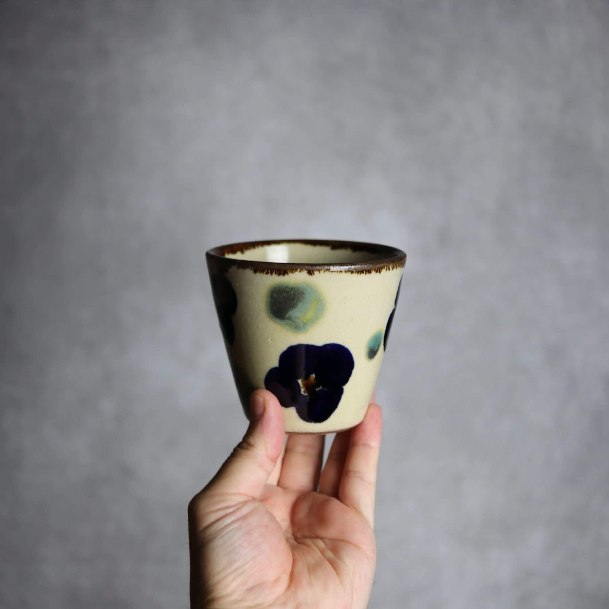 フリーカップ1 花紋 やちむん 陶器 エドメ陶房 やちむん 陶器.