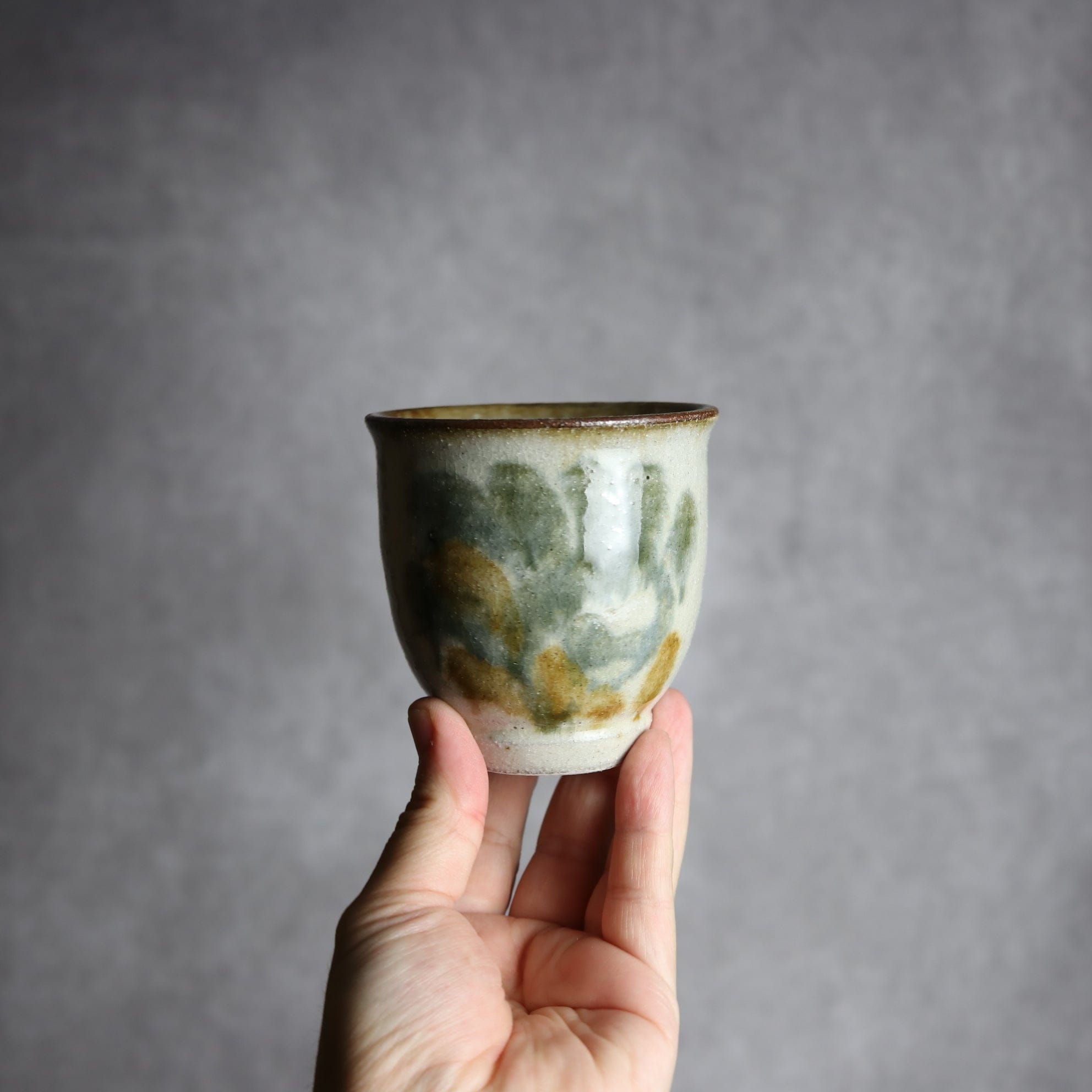 湯呑1 飴 黒呉須釉 唐草 やちむん 陶器 榮一工房