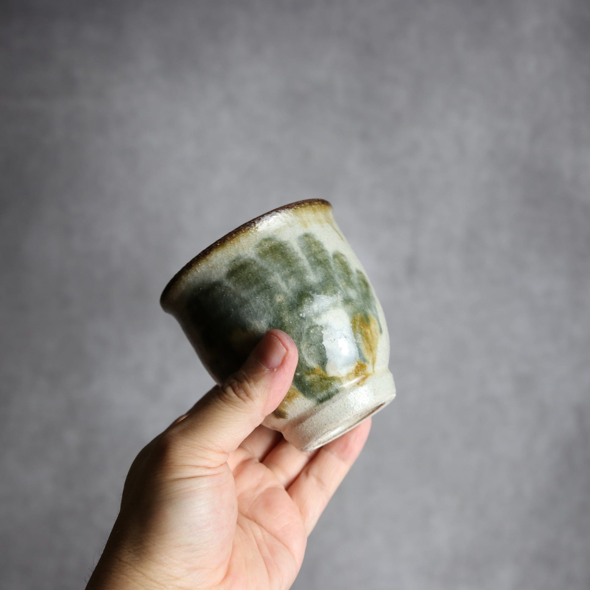 湯呑1 飴 黒呉須釉 唐草 やちむん 陶器 榮一工房