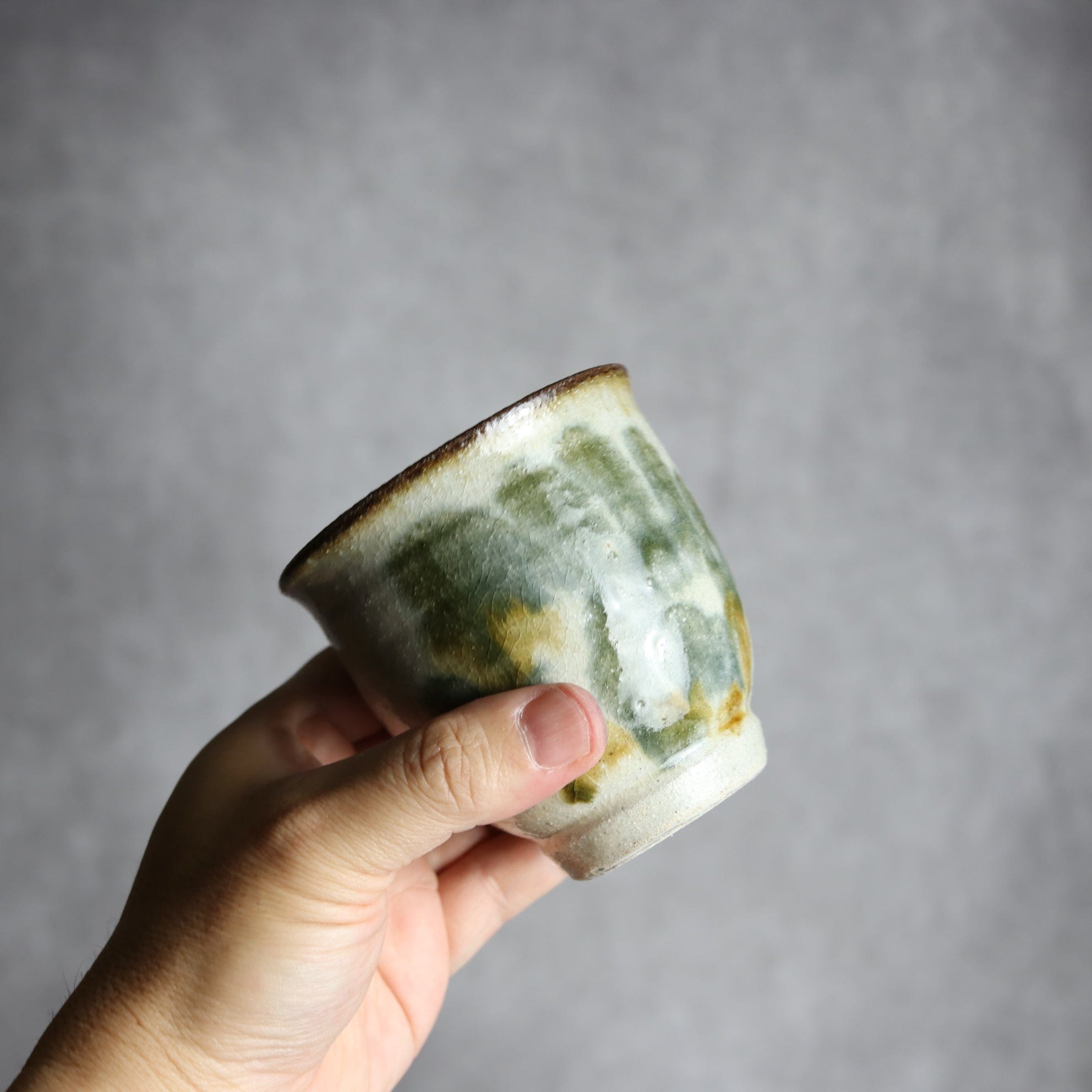 湯呑1 飴 黒呉須釉 唐草 やちむん 陶器 榮一工房