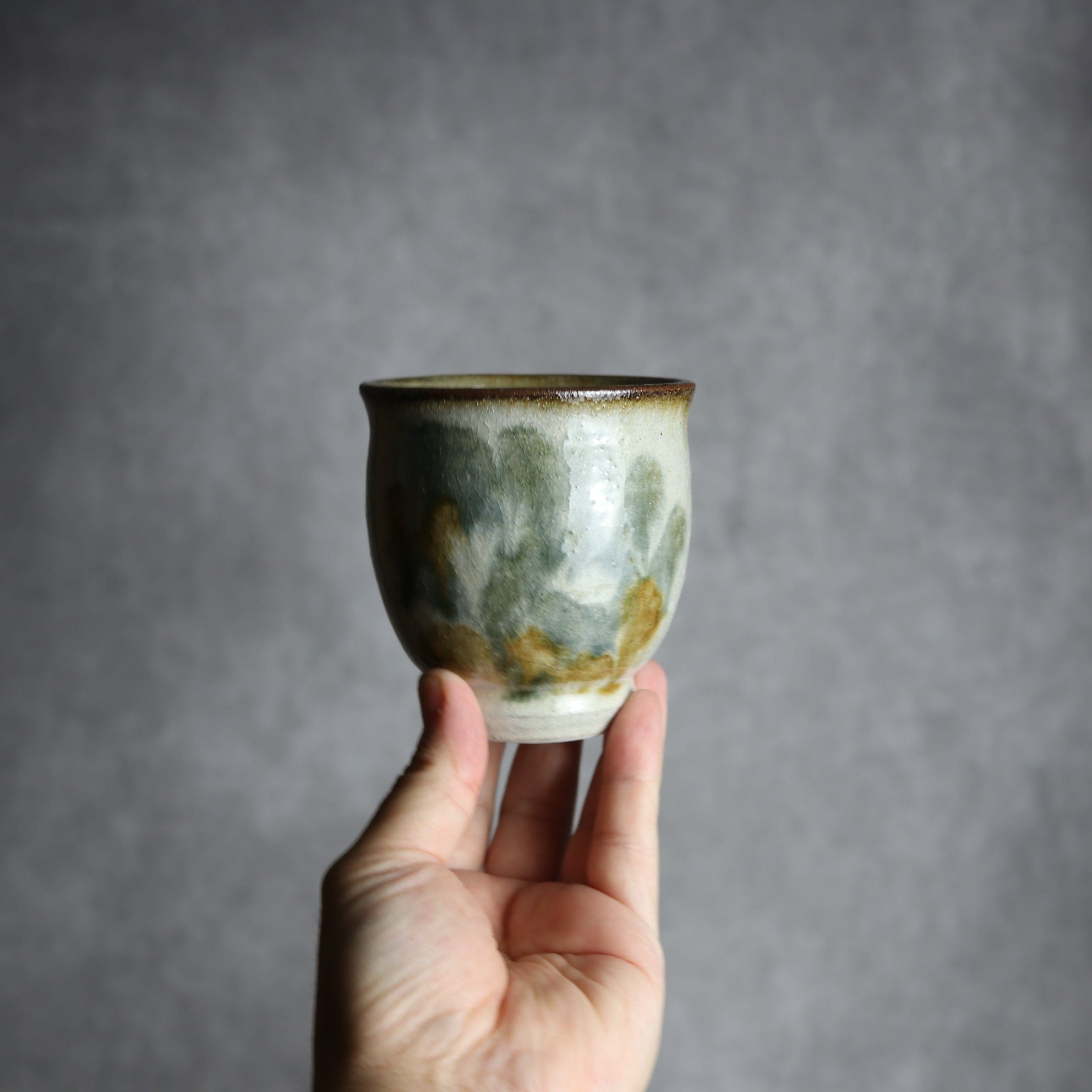 湯呑2 飴 黒呉須釉 唐草 やちむん 陶器 榮一工房