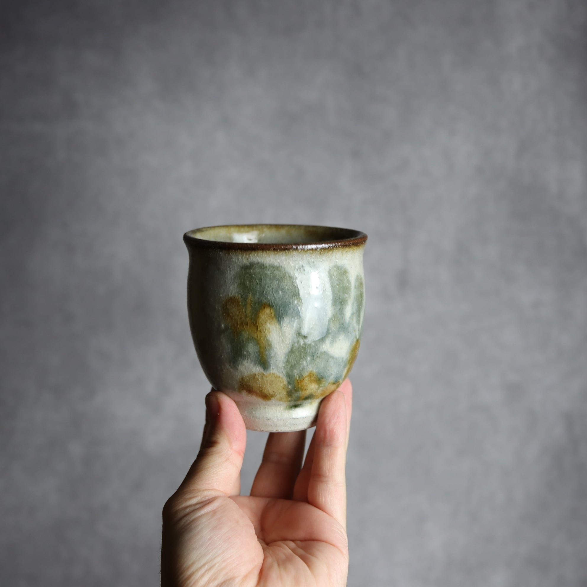 湯呑2 飴 黒呉須釉 唐草 やちむん 陶器 榮一工房