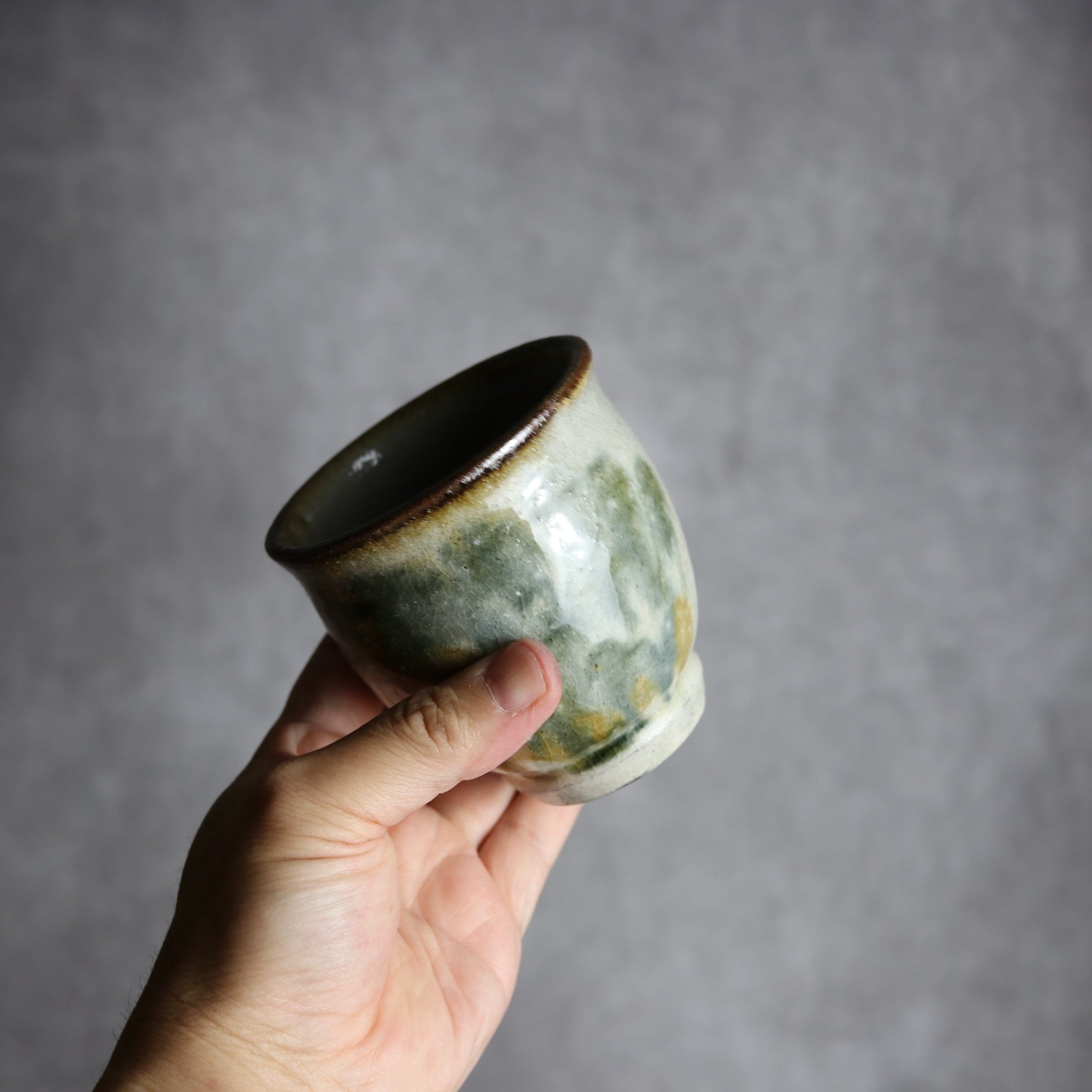 湯呑2 飴 黒呉須釉 唐草 やちむん 陶器 榮一工房