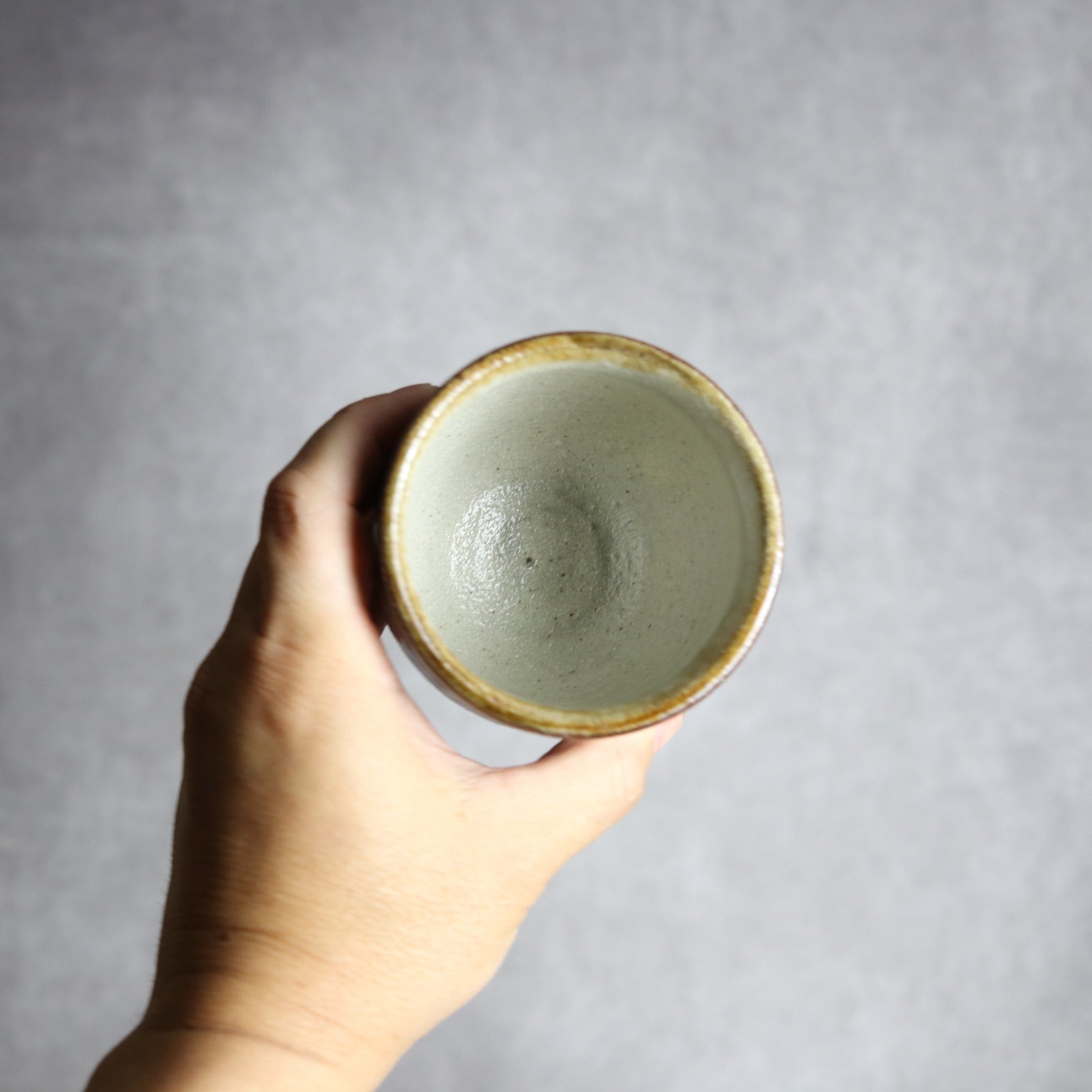 湯呑2 飴 黒呉須釉 唐草 やちむん 陶器 榮一工房