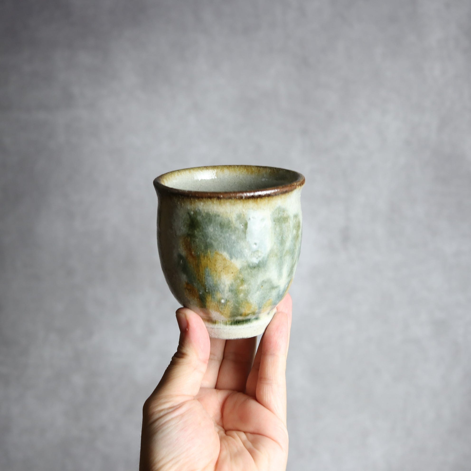 湯呑2 飴 黒呉須釉 唐草 やちむん 陶器 榮一工房