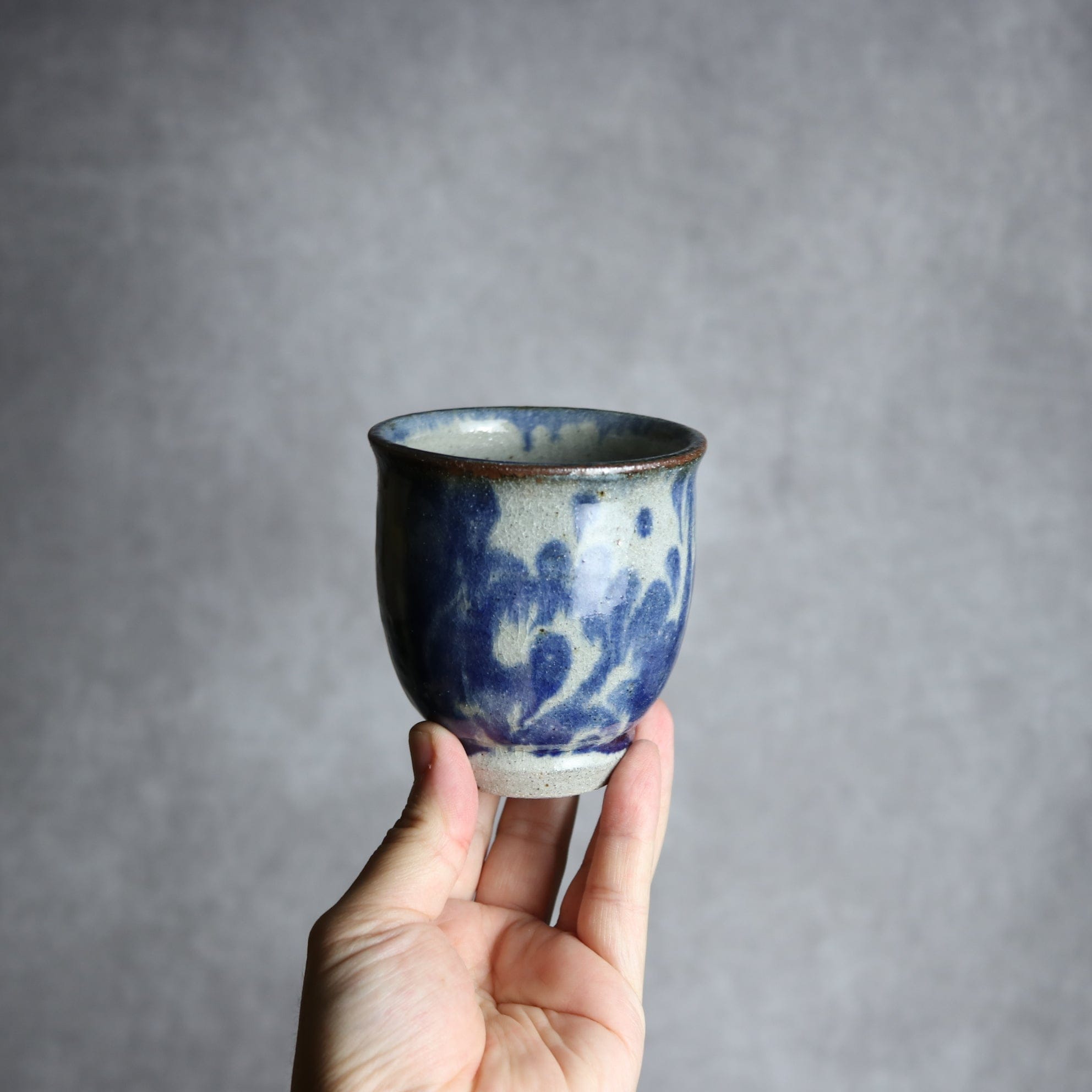 湯呑2 飴 呉須釉 唐草 格子点打 やちむん 陶器 榮一工房