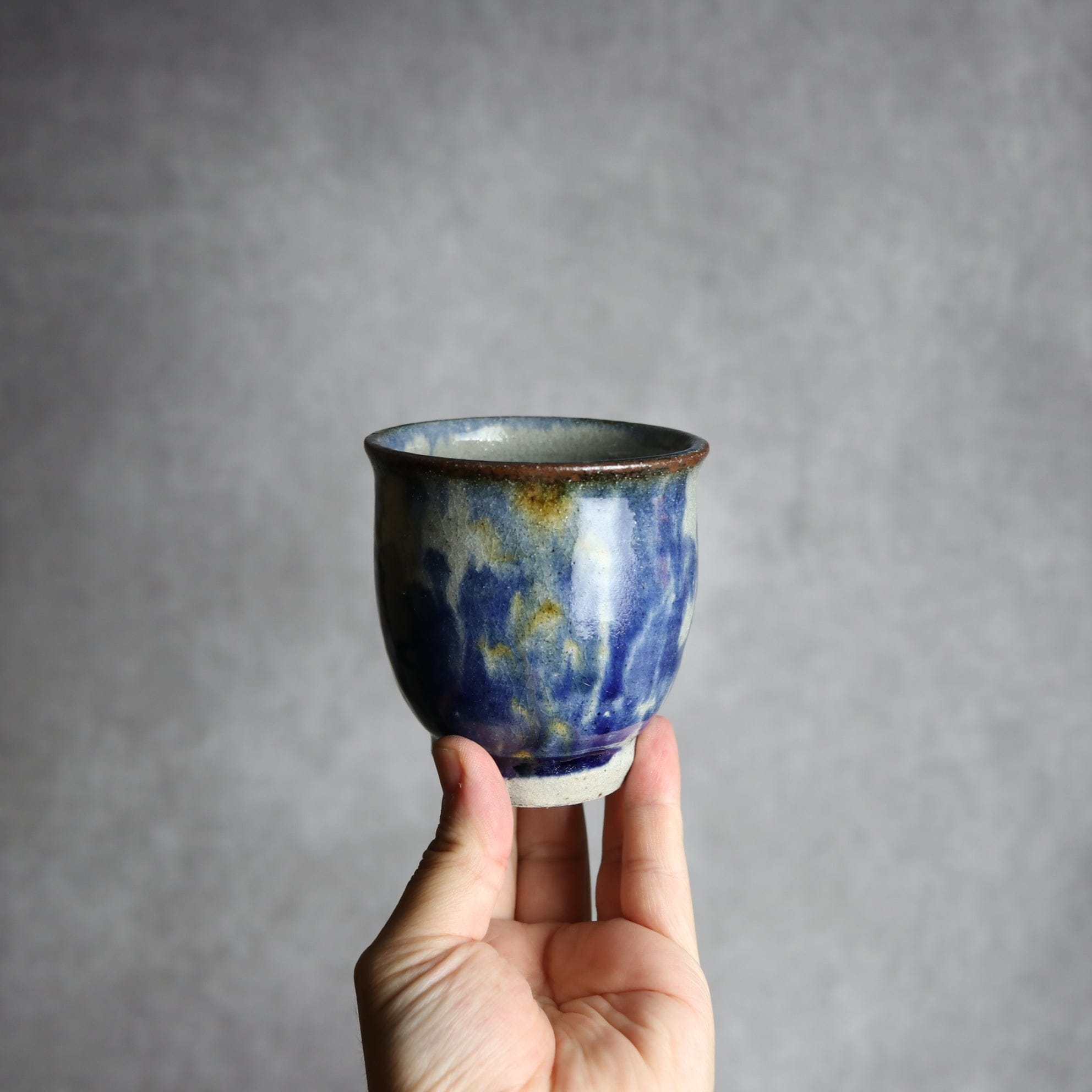 湯呑2 飴 呉須釉 唐草 格子点打 やちむん 陶器 榮一工房