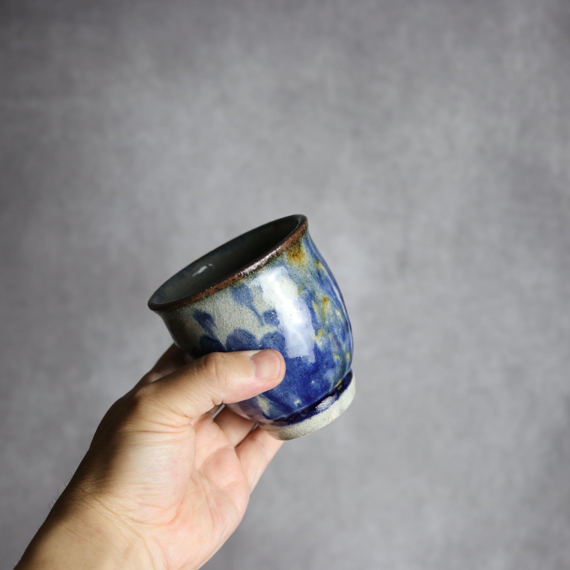 湯呑2 飴 呉須釉 唐草 格子点打 やちむん 陶器 榮一工房