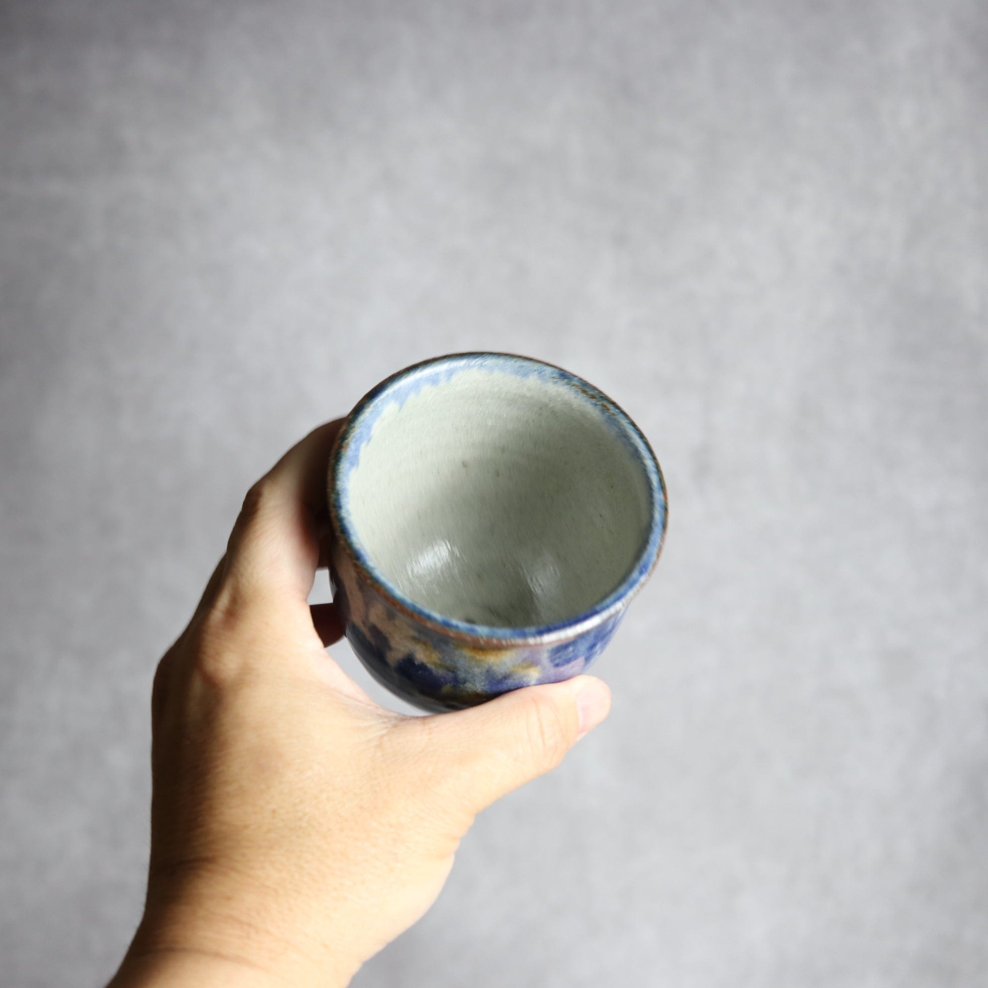 湯呑2 飴 呉須釉 唐草 格子点打 やちむん 陶器 榮一工房