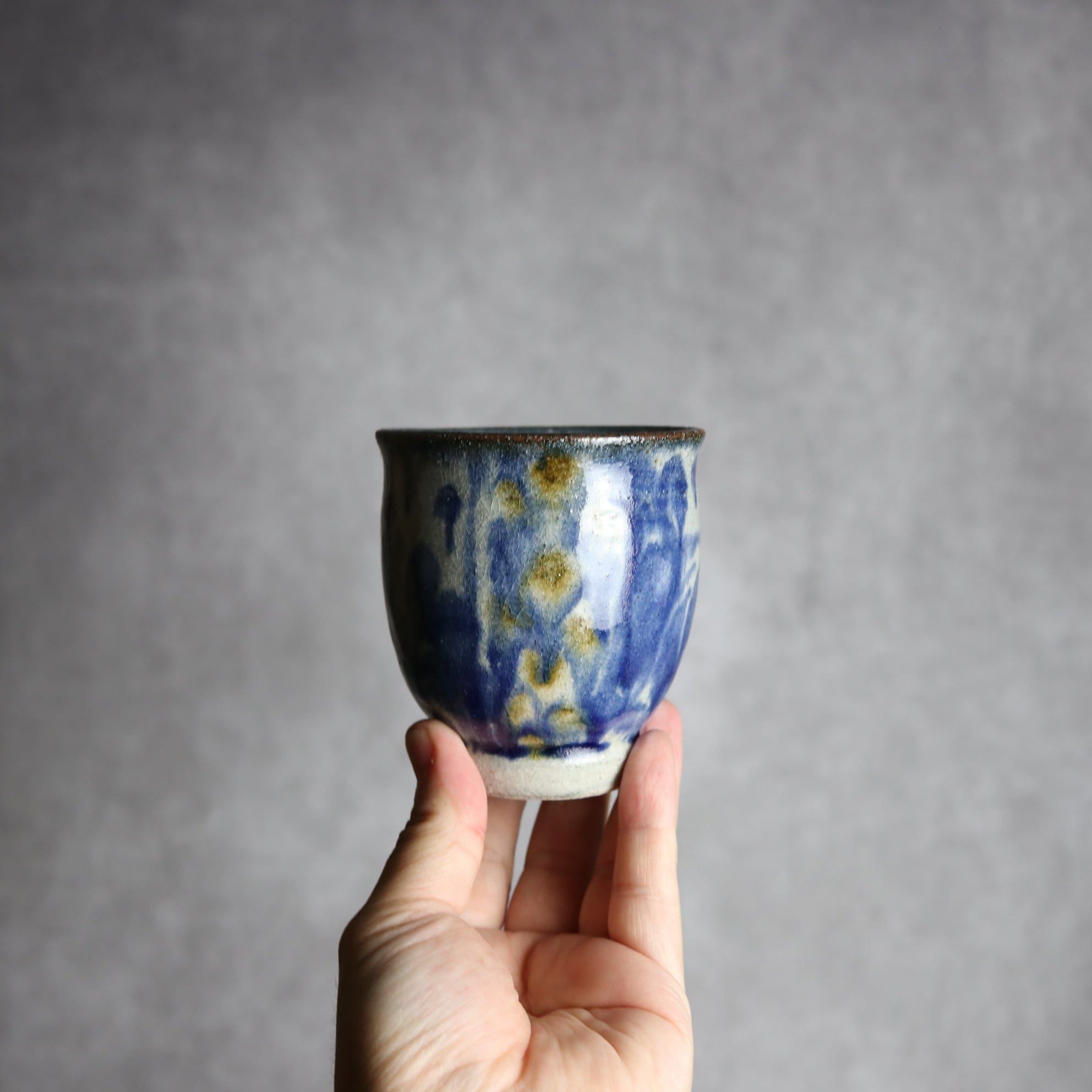 湯呑1 飴 呉須釉 唐草 格子点打 やちむん 陶器 榮一工房