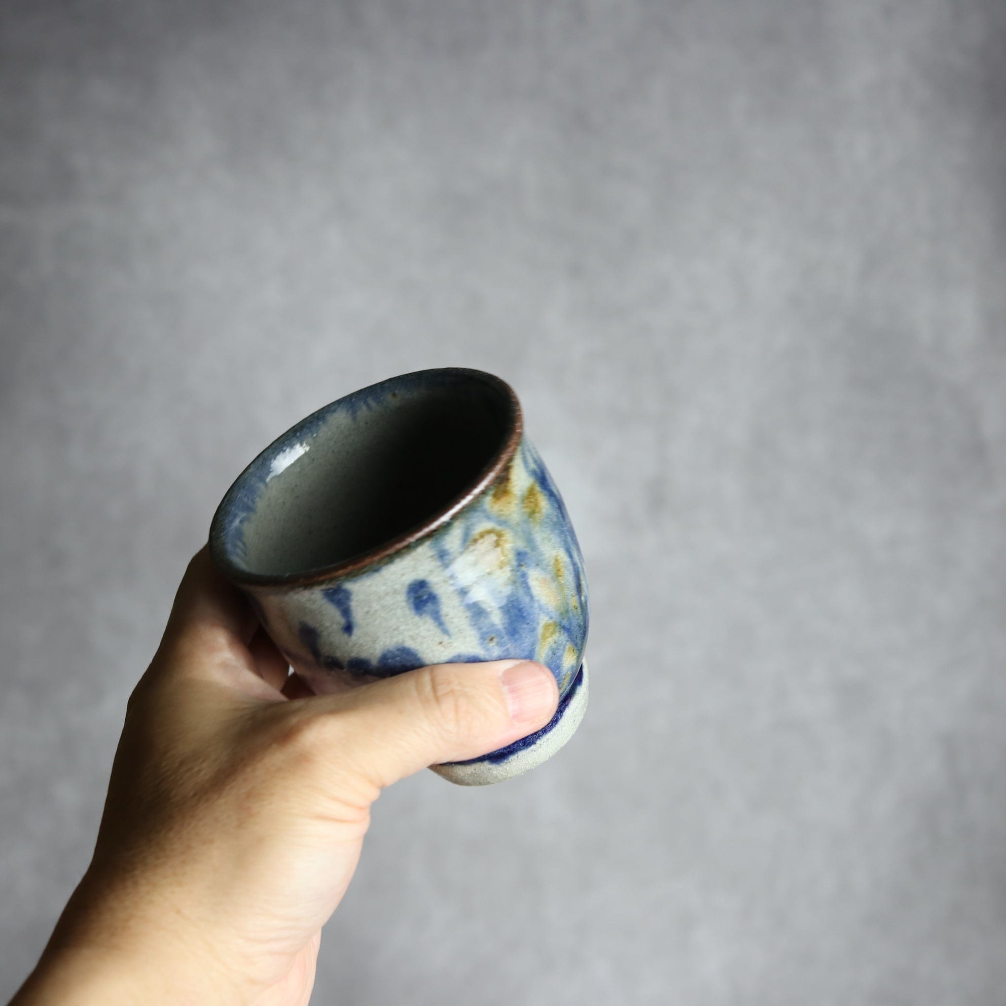 湯呑1 飴 呉須釉 唐草 格子点打 やちむん 陶器 榮一工房