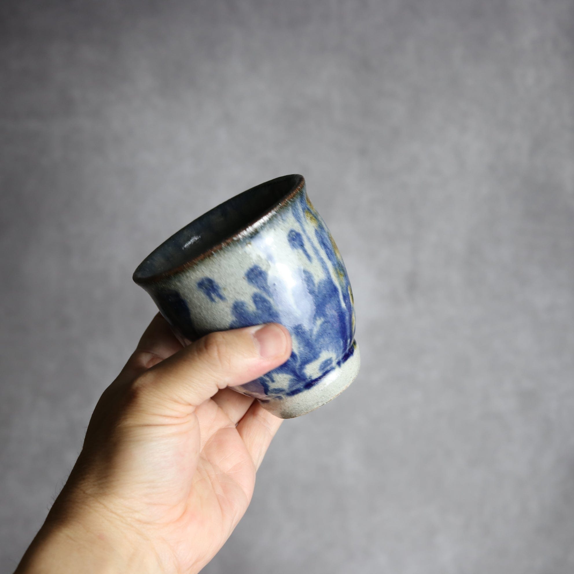 湯呑1 飴 呉須釉 唐草 格子点打 やちむん 陶器 榮一工房