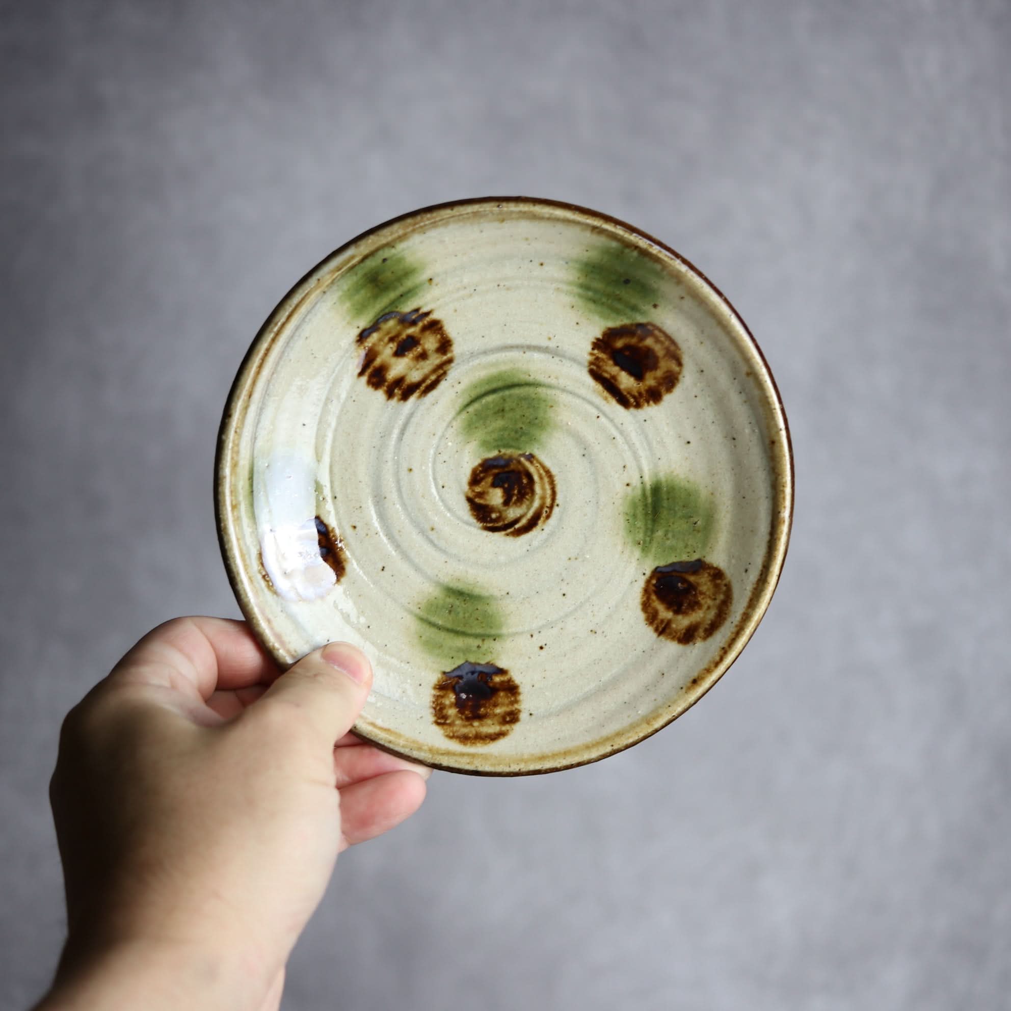 5寸皿 緑 茶 刷毛目 ドット やちむん 陶器 陶芸こまがた やちむん 陶器.