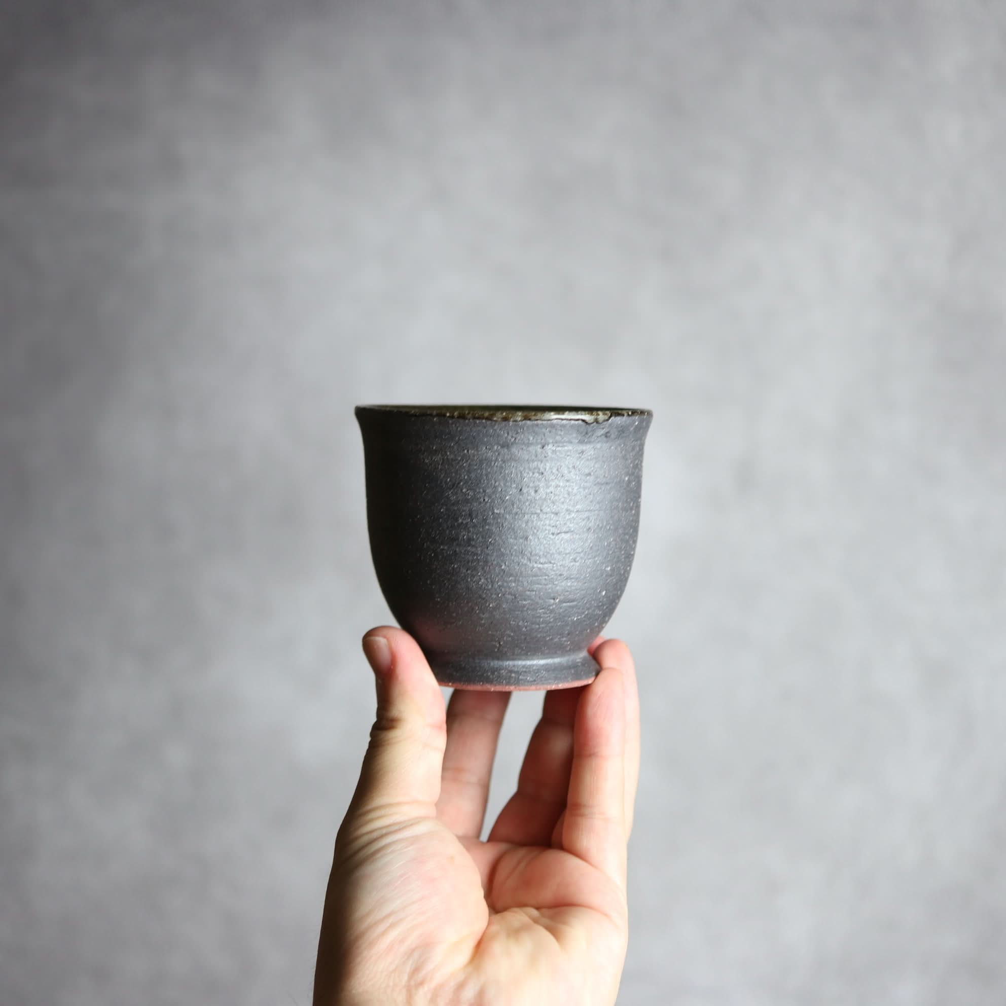 裾付き湯呑1 黒釉 やちむん 陶器 陶と厨子甕 ひ窯 やちむん 陶器.