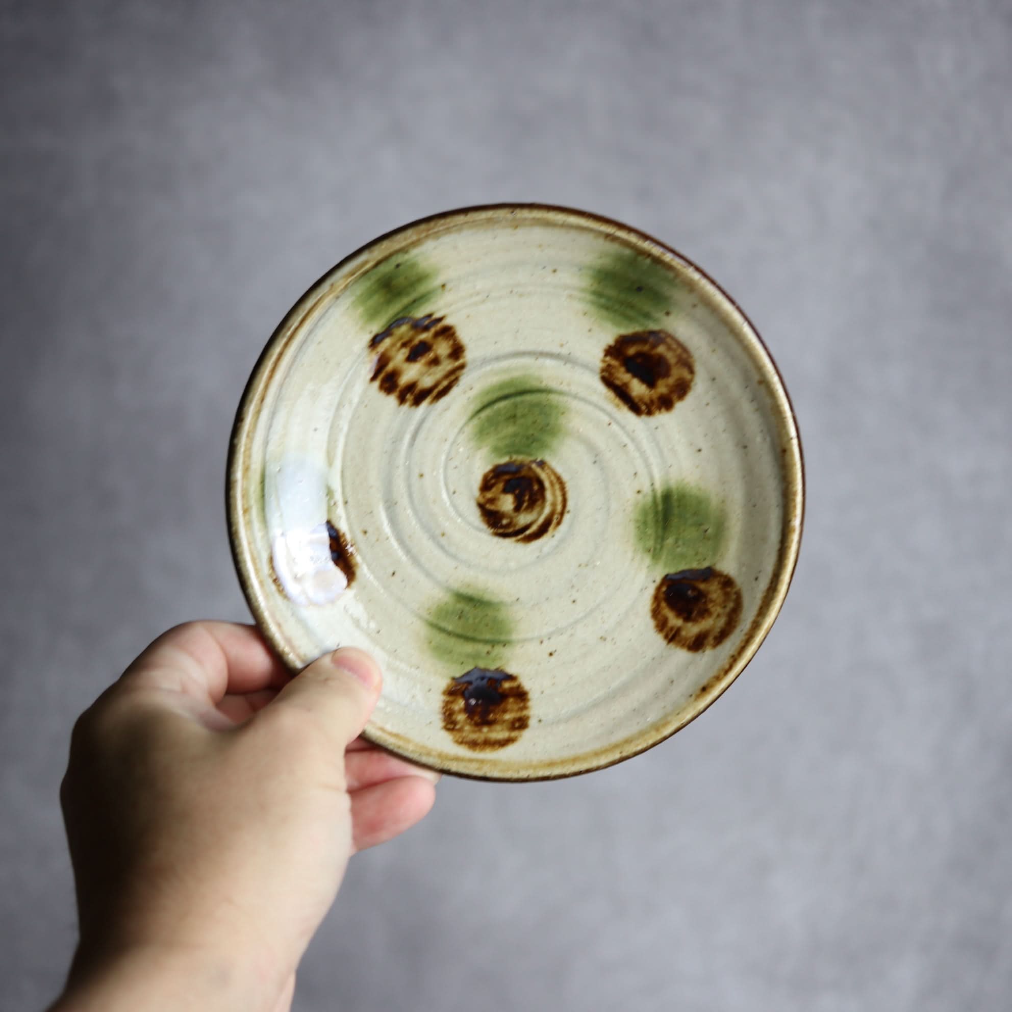 5寸皿 緑 茶 刷毛目 ドット やちむん 陶器 陶芸こまがた やちむん 陶器.