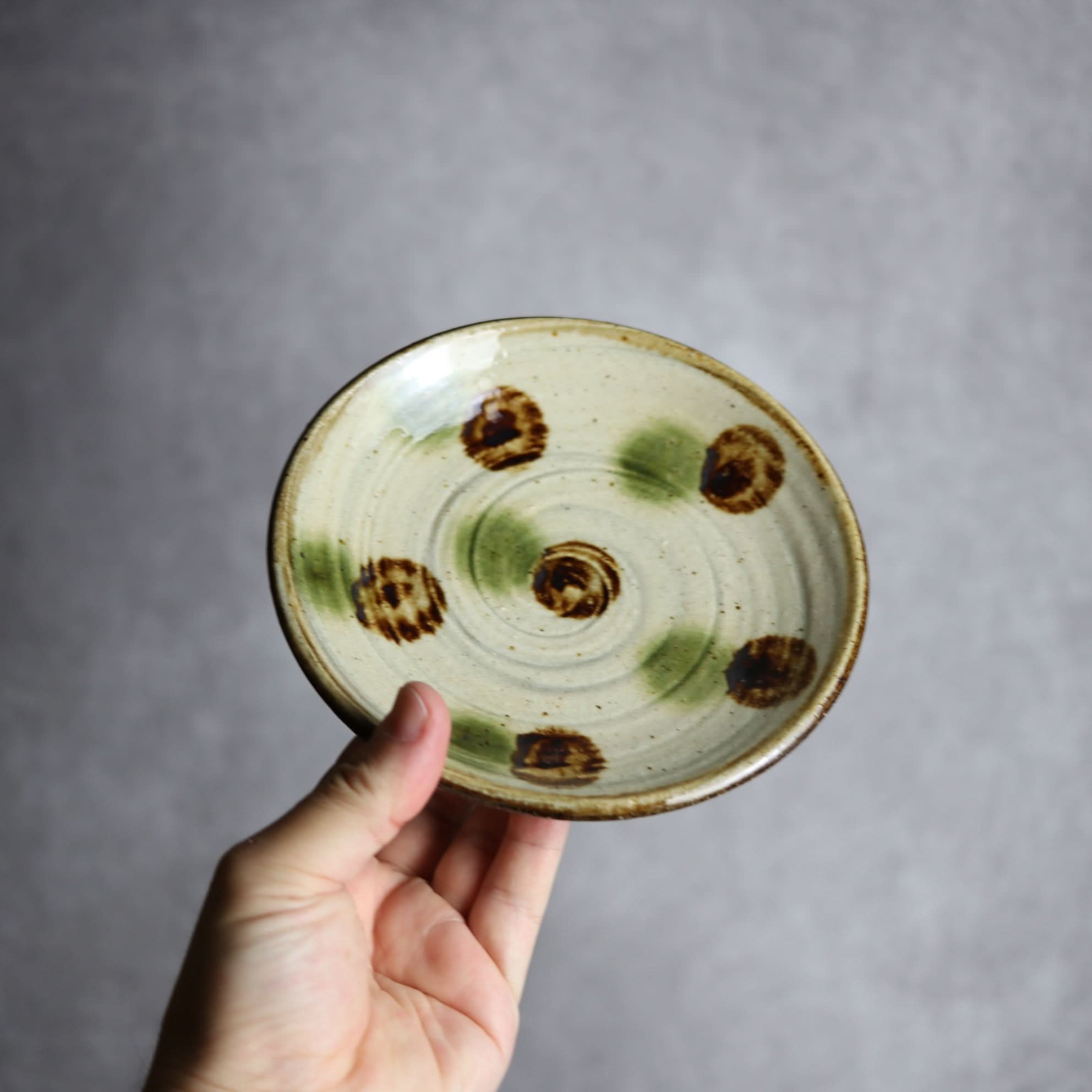 5寸皿 緑 茶 刷毛目 ドット やちむん 陶器 陶芸こまがた やちむん 陶器.