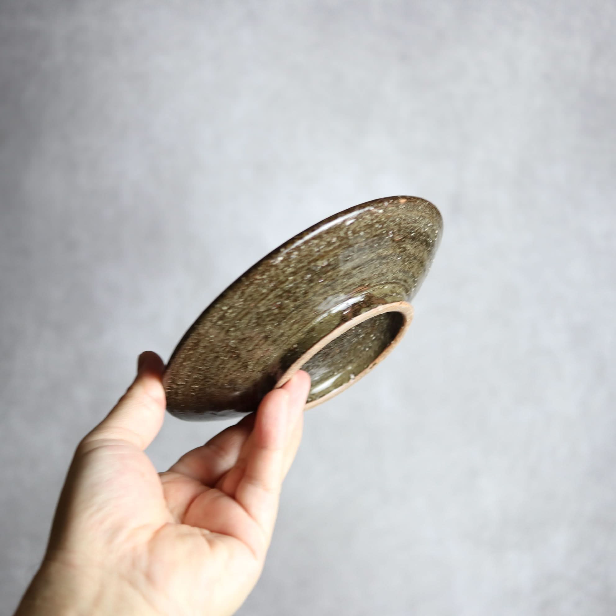 5寸皿 緑 茶 刷毛目 ドット やちむん 陶器 陶芸こまがた やちむん 陶器.