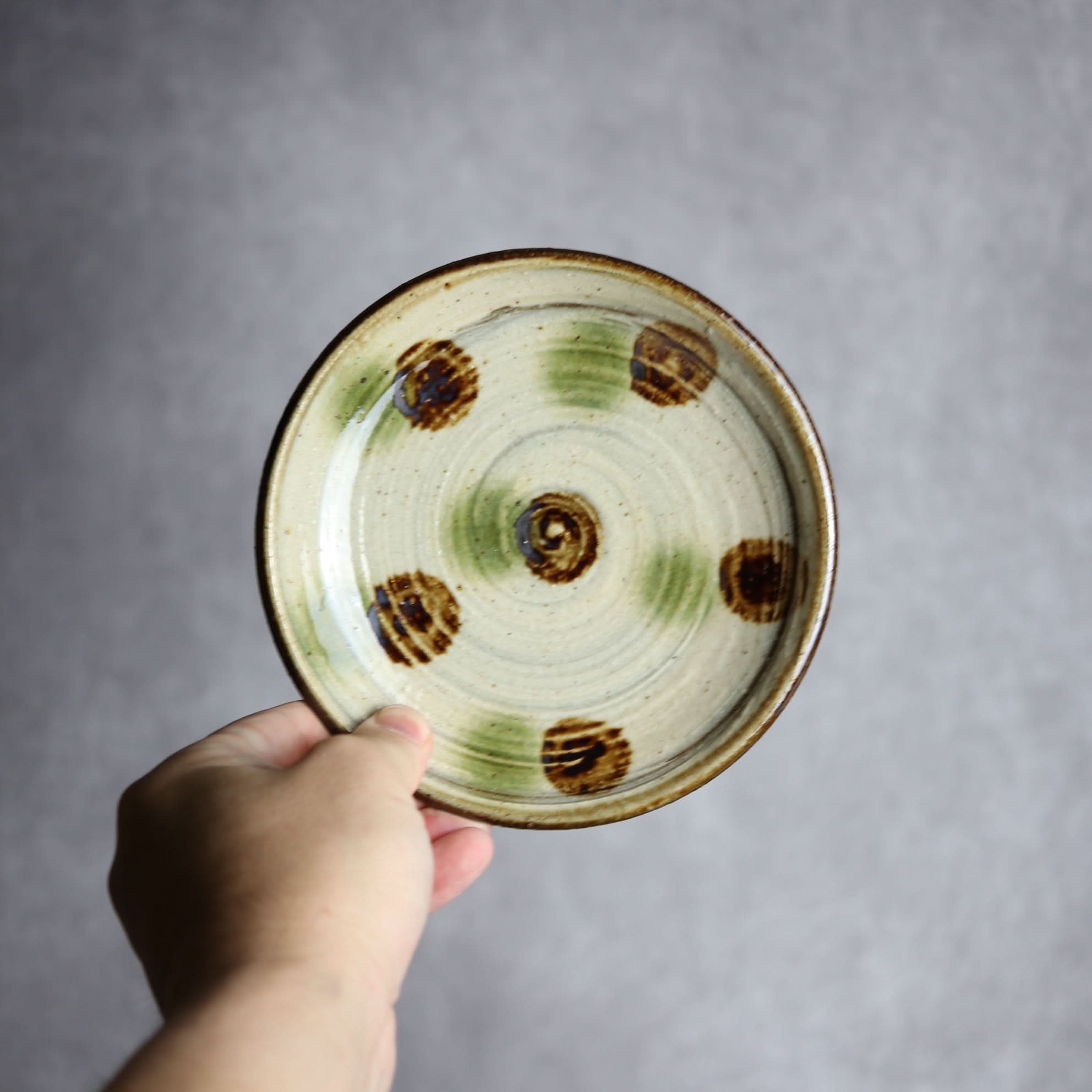 5寸皿 緑 茶 刷毛目 ドット やちむん 陶器 陶芸こまがた やちむん 陶器.