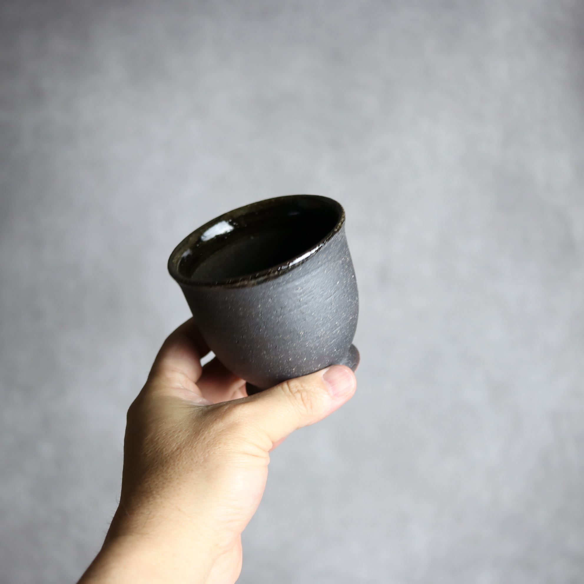 黒釉 裾付き湯呑①