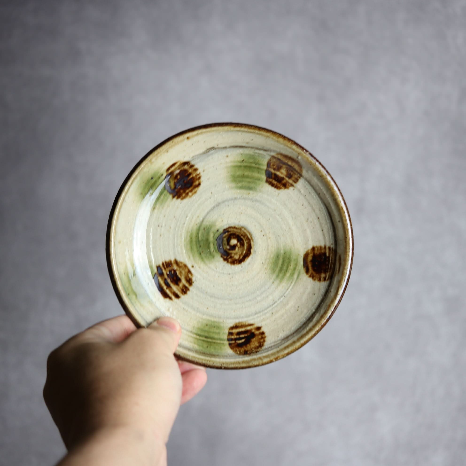 5寸皿 緑 茶 刷毛目 ドット やちむん 陶器 陶芸こまがた やちむん 陶器.