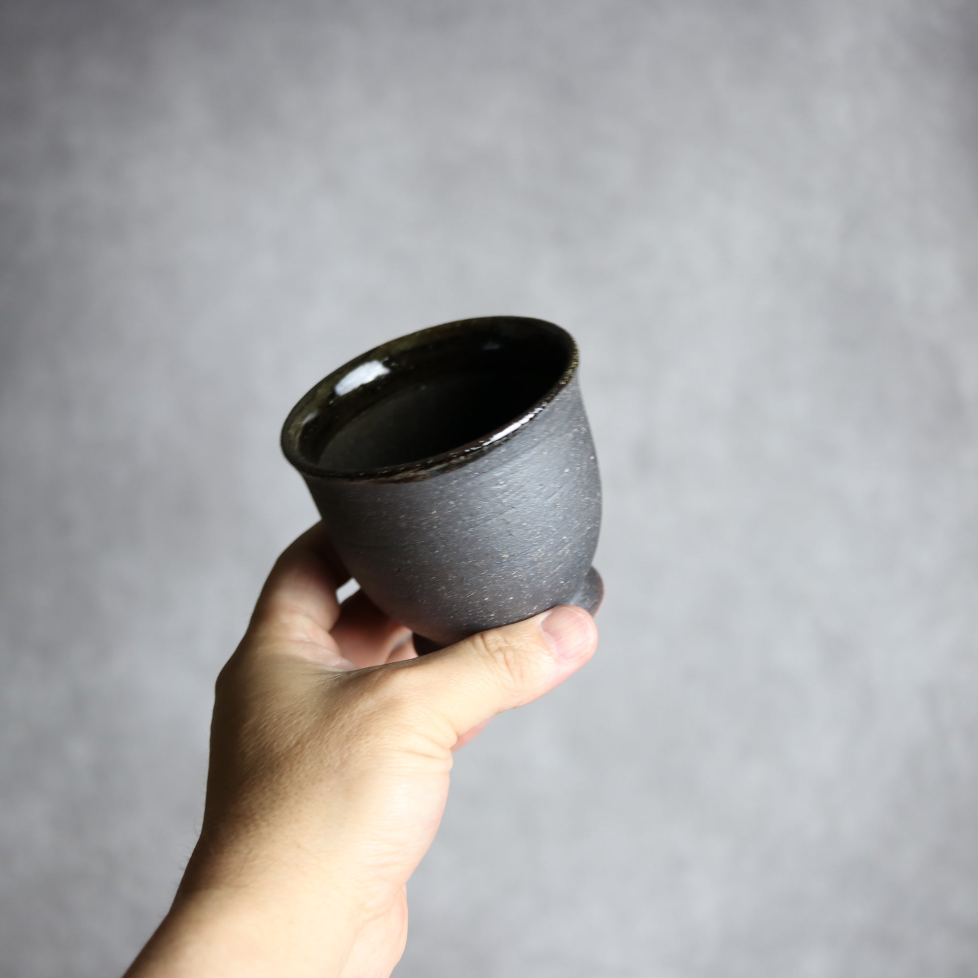 黒釉 裾付き湯呑①