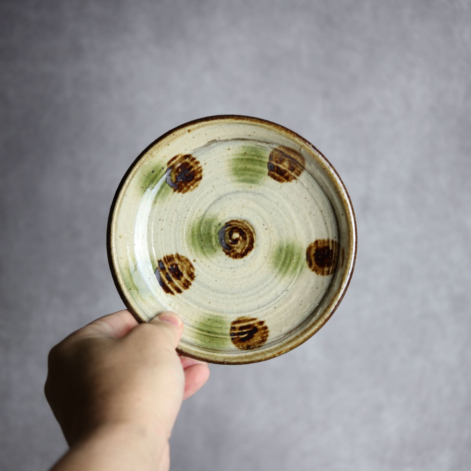 5寸皿 緑 茶 刷毛目 ドット やちむん 陶器 陶芸こまがた やちむん 陶器.